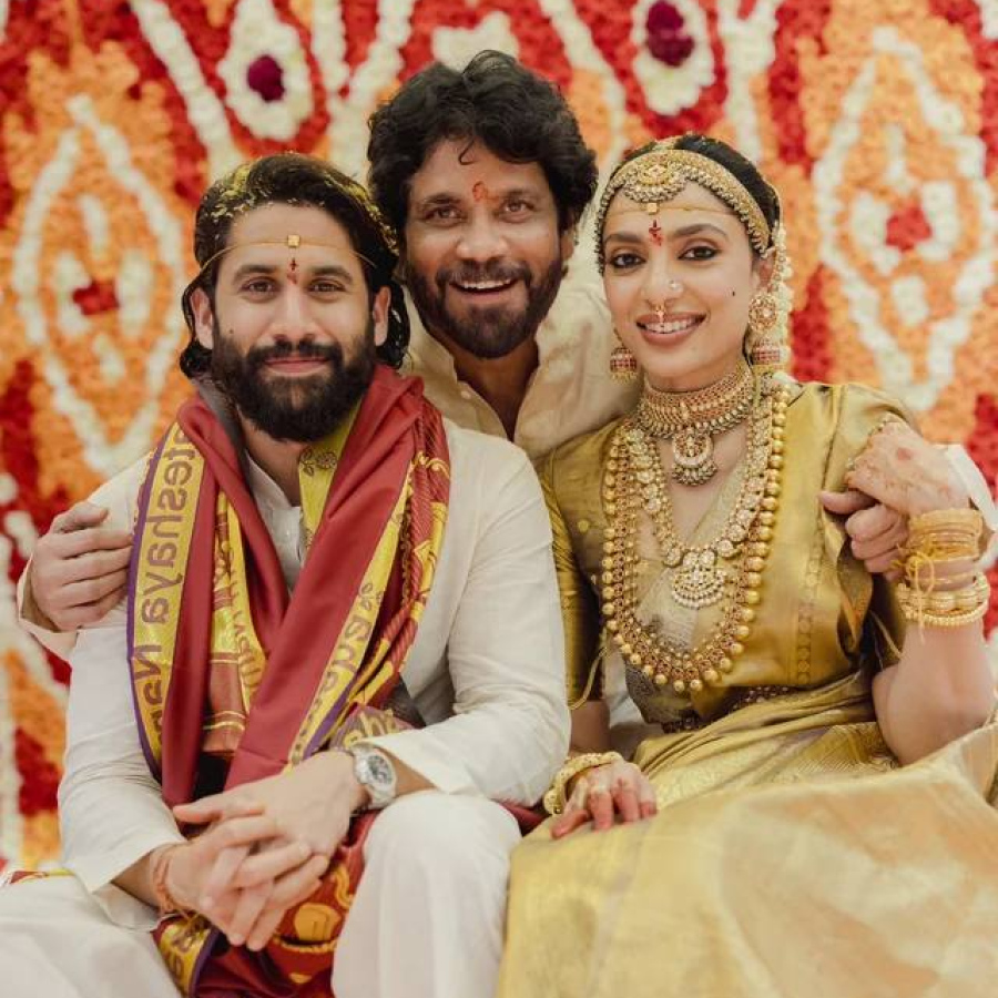 ނާގަ އާއި ޝޮބިތާގެ ކައިވެނީގެ ހަފުލާގައި އެ ދެމީހުންނާ އެކު ނާގަގެ ބައްޕަ ނާގާރްޖުނާ.