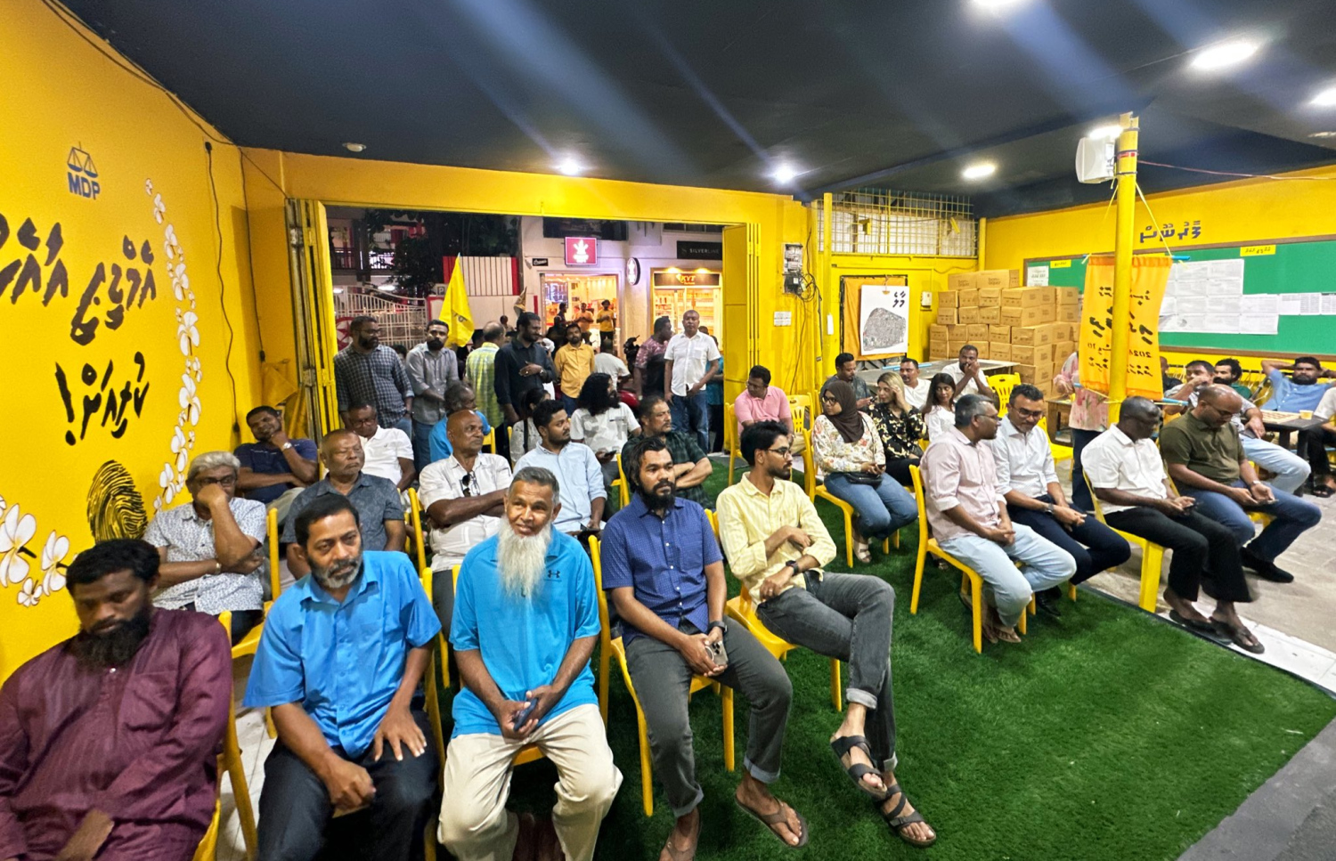 އެމްޑީޕީން ބޭއްވި ޖަގަހަ ޖަލްސާގައި ޕާޓީގެ ސަޕޯޓަރުން ބައިވެރިވަނީ.-- ފޮޓޯ: އެމްޑީޕީ