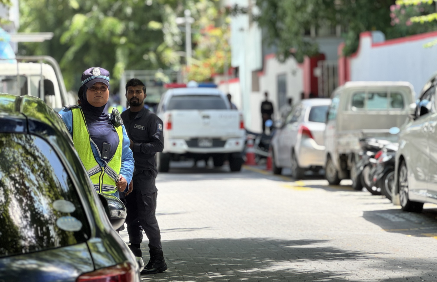 މުލިއާގެ ކައިރިއަށް އެއްވި ބިދޭސީން އިމިގްރޭޝަނުންގެ ބެލުމުގެ ދަށަށް ގެންދަނީ-- ފޮޓޯ: މިހާރު