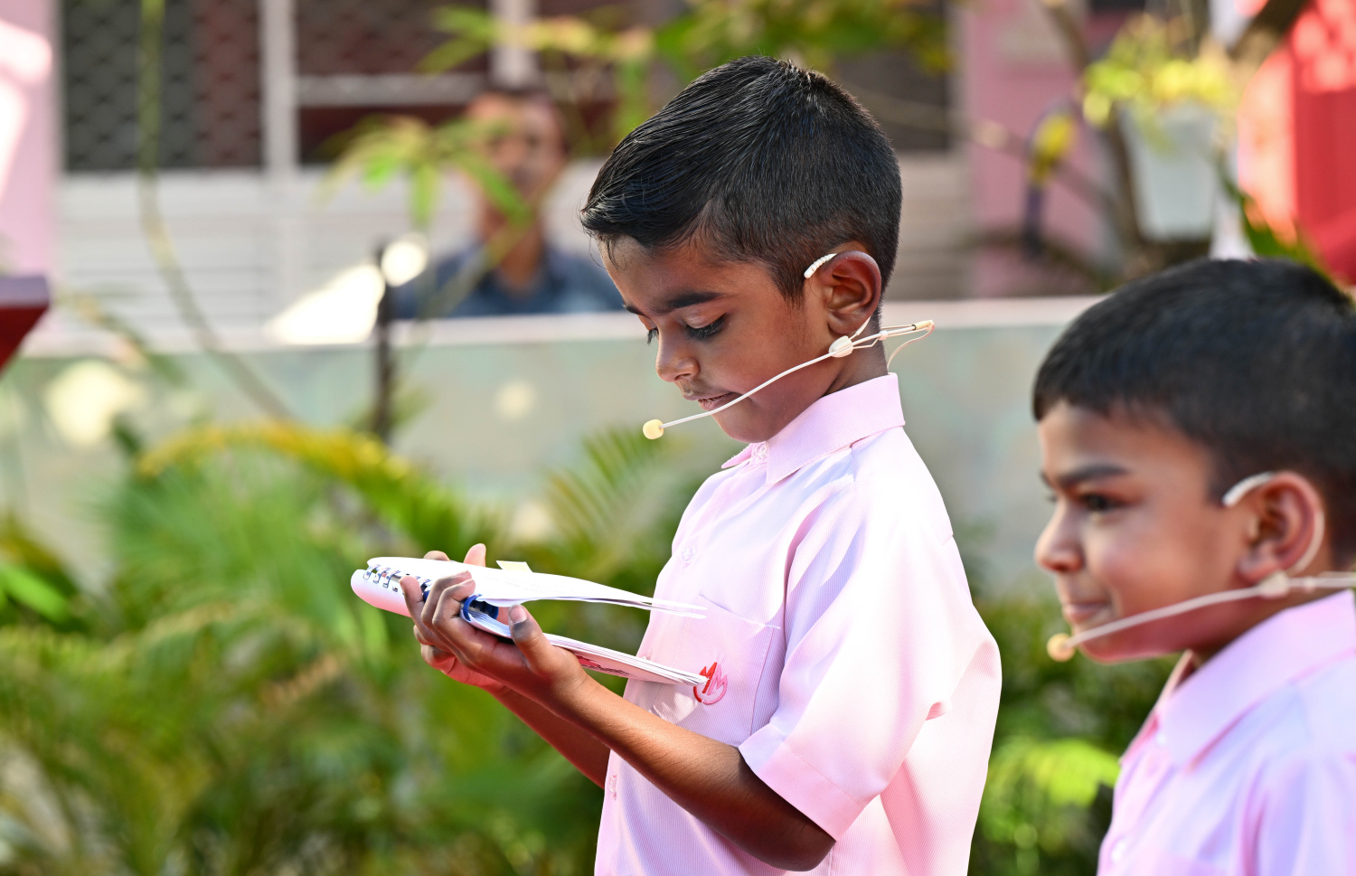 މާފަންނު މަދަރުސާގެ 40 ވަނަ އަހަރީ ދުވަހުގެ ޖަލްސާގައި ޔޫކޭޖީގެ ދަރިވަރު އަދުލް ވާހަކަ ދައްކަނީ.