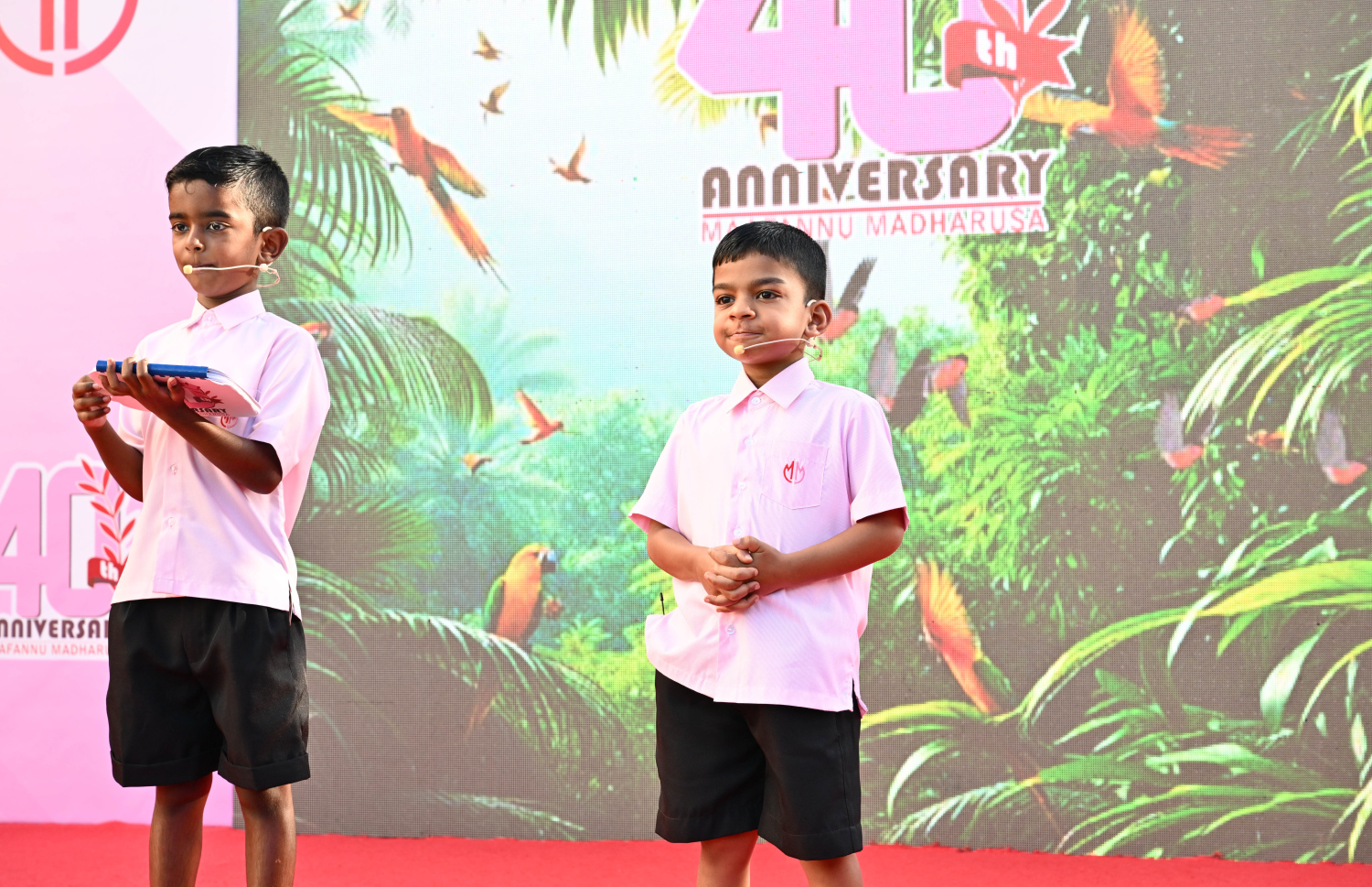 މާފަންނު މަދަރުސާއަށް 40 އަހަރު ފުރުން ފާހަގަކުރުމަށް ބޭއްވި ޖަލްސާގައި ޔޫކޭޖީގައި ކިޔަވަމުން އަންނަ ޝާއިމް އާއި އަދުލް ވާހަކަ ދައްކަނީ.