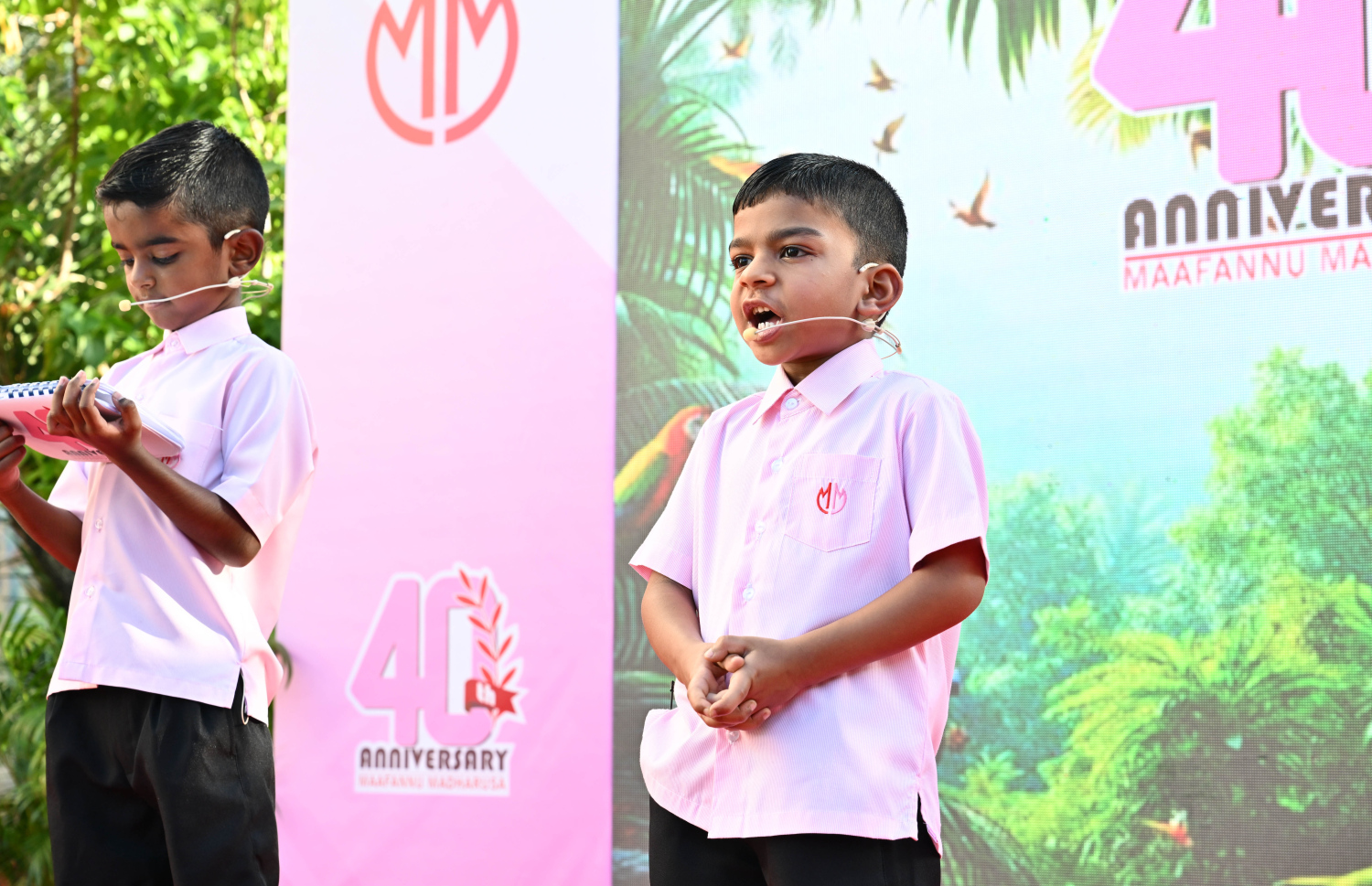 މާފަންނު މަދަރުސާއަށް 40 އަހަރު ފުރުން ފާހަގަކުރުމަށް ބޭއްވި ހަފްލާގައި އެ ސްކޫލުގެ ޔޫކޭޖީގެ ދަރިވަރު ޝާއިމް ވާހަކަ ދައްކަނީ-- ފޮޓޯ: ރައީސް އޮފީސް