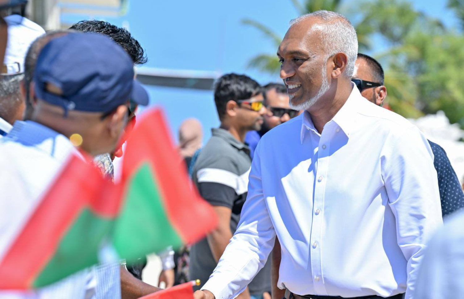 އއ. އަތޮޅަށް ރައީސް ޑރ. މުހައްމަދު މުއިއްޒު ކުރައްވާ ދަތުރުފުޅުގައި ރައްޔިތުންނާ ސަލާމް ކުރައްވަނީ.-- ފޮޓޯ: ރައީސް އޮފީސް