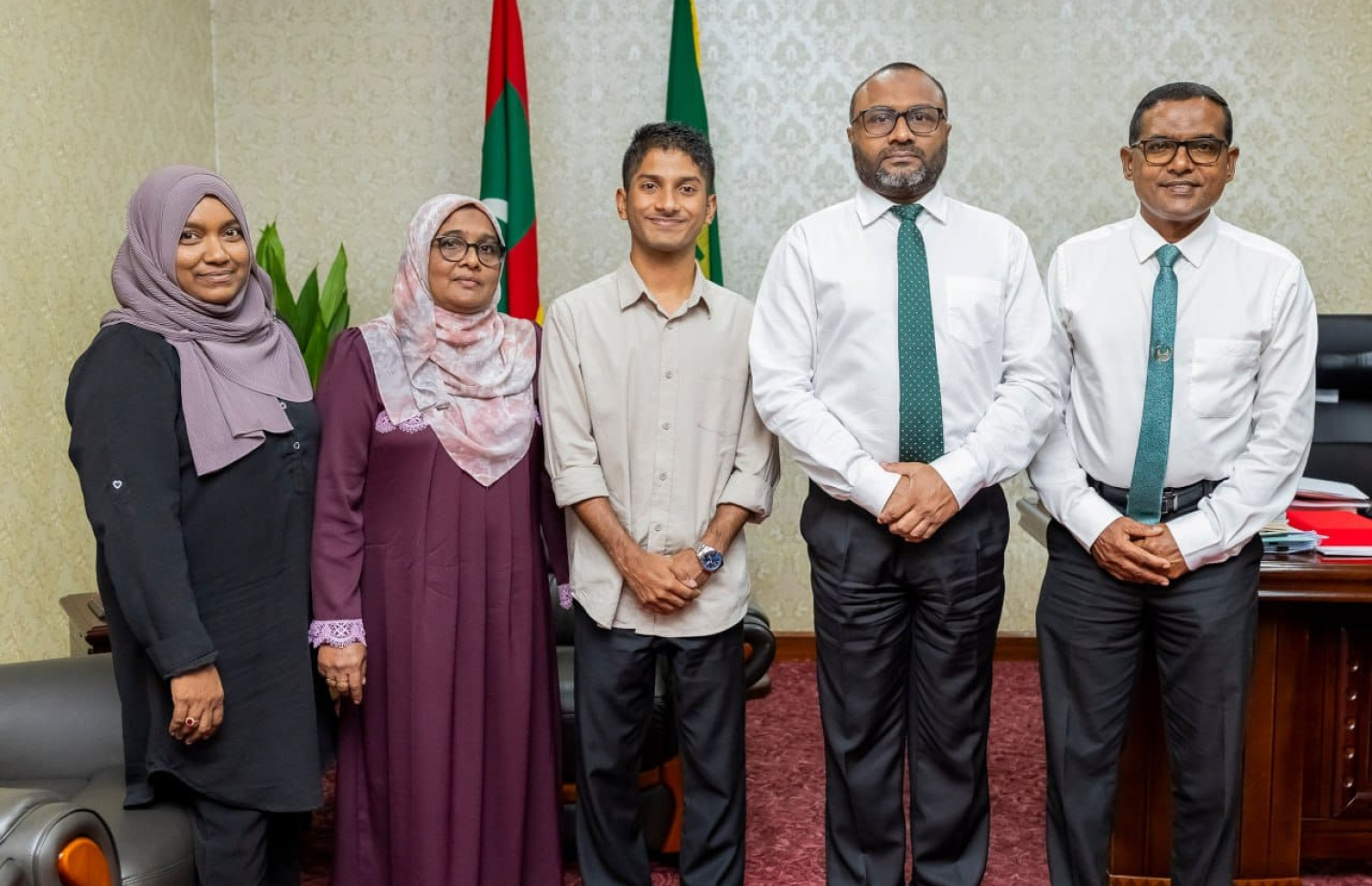 ކެލިގްރަފީގެ ހުނަރުން ވިދާލި ނާއިޝް އަދި އާއިލާއާ، އިސްލާމިކް މިނިސްޓަރު ޑރ. ޝަހީމް މިއަދު ބައްދަލުކުރައްވަނީ.-- ފޮޓޯ: އިސްލާމިކް މިނިސްޓްރީ