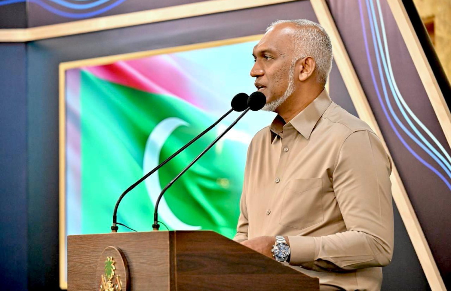 މަތިވެރީގެ ރައްޔިތުންނާ ބައްދަލު ކުރައްވައި ރައީސް ޑރ. މުހައްމަދު މުއިއްޒު ވާހަކަ ދައްކަވަނީ.-- ފޮޓޯ: ރައީސް އޮފީސް