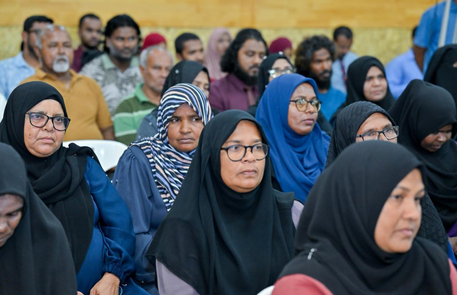 މަތިވެރީގެ ރައްޔިތުންނާ އެކު ބެއްވި ބައްދަލުވުމުގައި ބައިވެރިވި އެ ރަށު ރައްޔިތުން.-- ފޮޓޯ: ރައީސް އޮފީސް