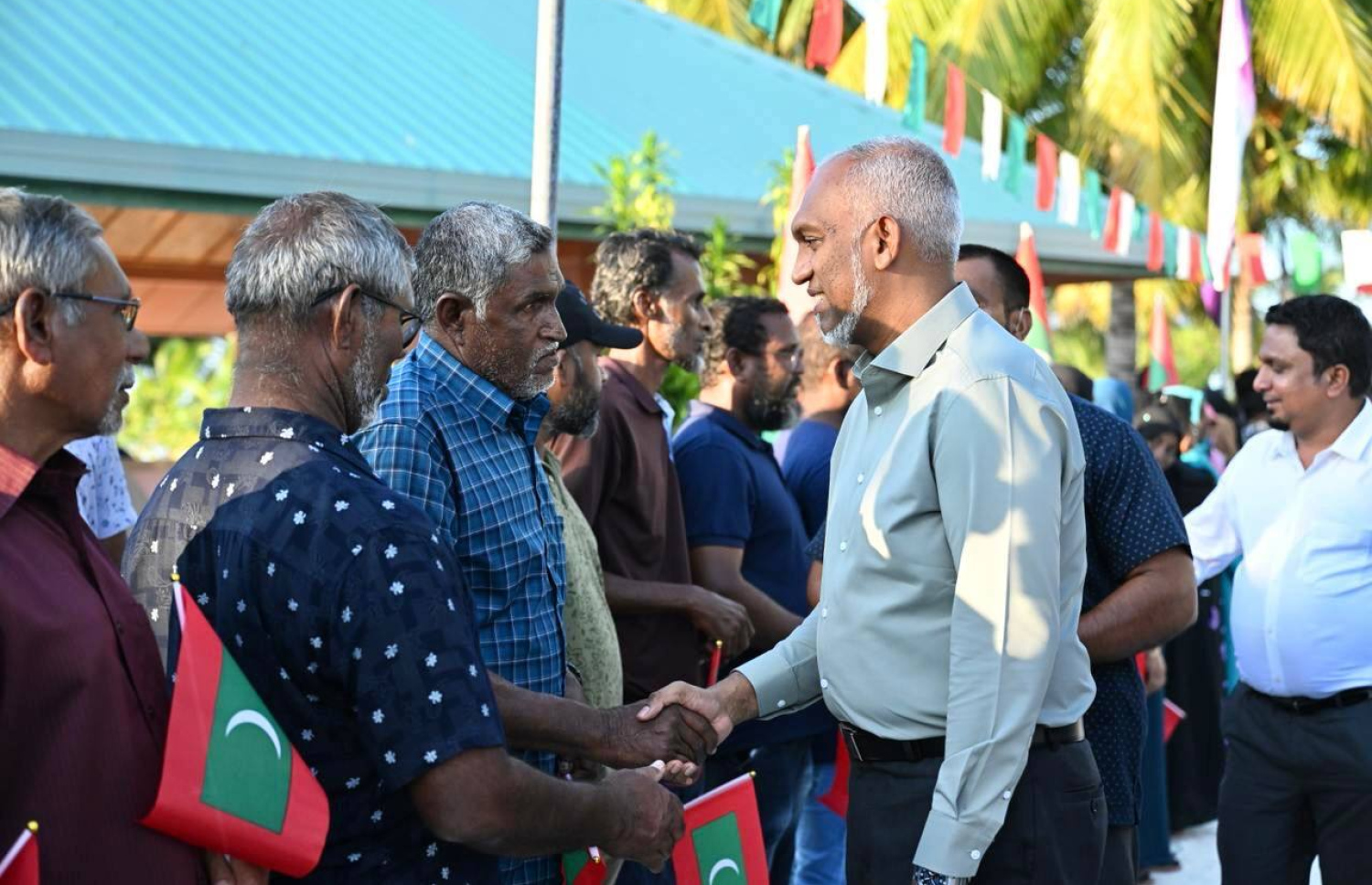 އއ. މަތިވެރިއަށް ވަޑައިގެން އެ ރަށުގެ ރައްޔިތުންނާއި ރައީސް ޑރ. މުހައްމަދު މުއިއްޒު ސަލާމް ކުރައްވަނީ.