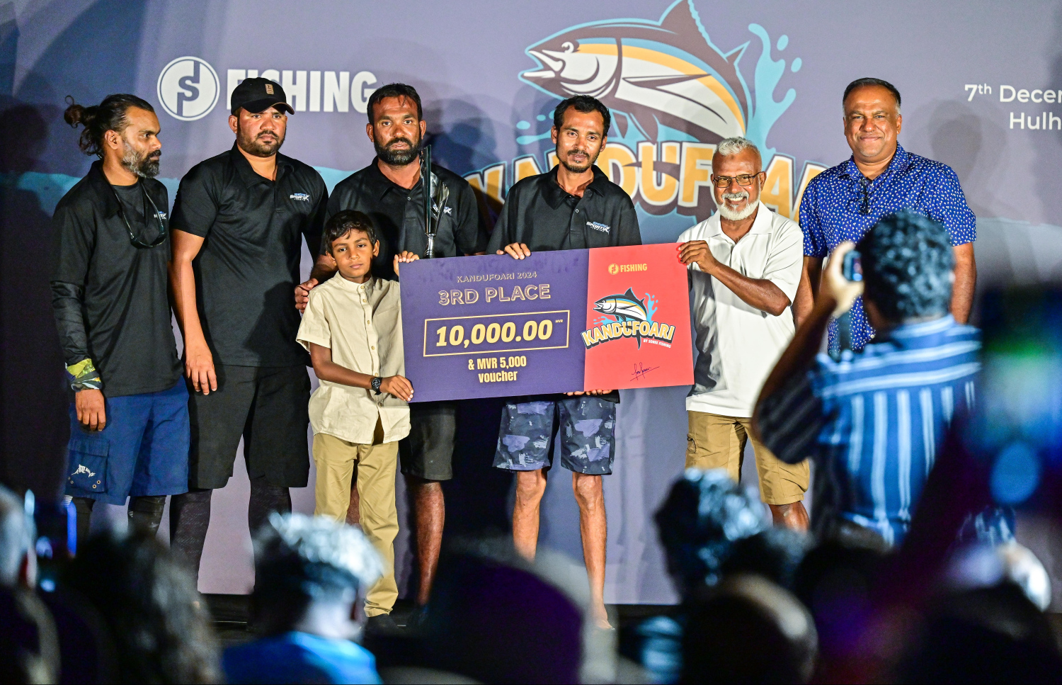 ތިން ވަނައަށް ހޮވުނު ޓީމަށް ފައިސާގެ އިނާމު ހަވާލުކުރަނީ --- ފޮޓޯ/ސޮނީ ސްޕޯޓްސް