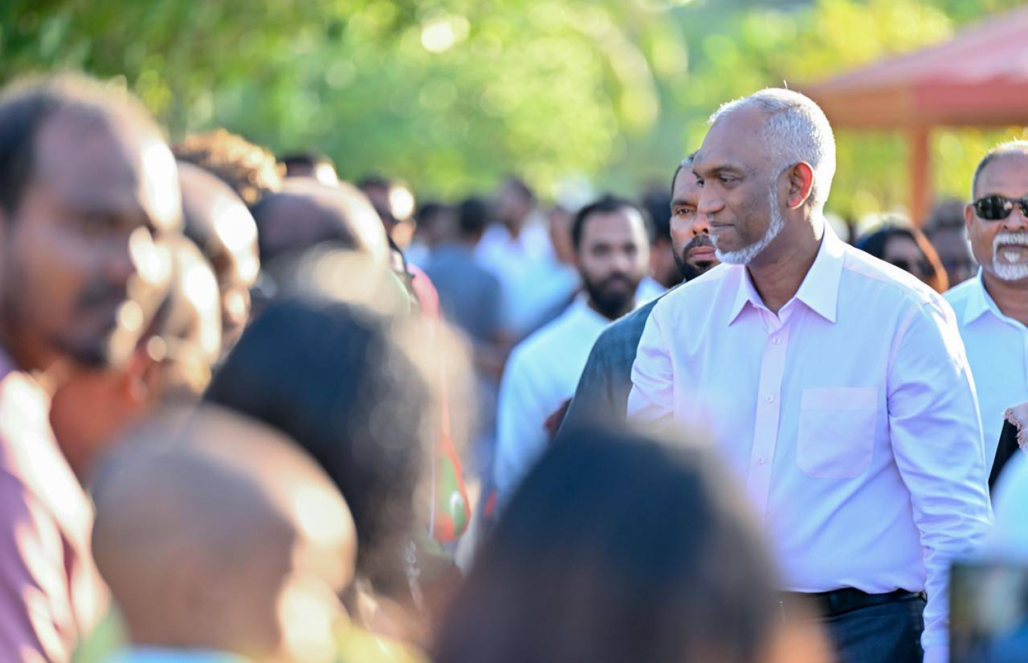 ރައީސް ޑރ. މުހައްމަދު މުއިއްޒު ހިންމަފުއްޓަށް ވަޑައިގެން އެ ރަށު ރައްޔިތުންނާ ސަލާމް ކުރައްވަނީ.-- ފޮޓޯ: ރައީސް އޮފީސް