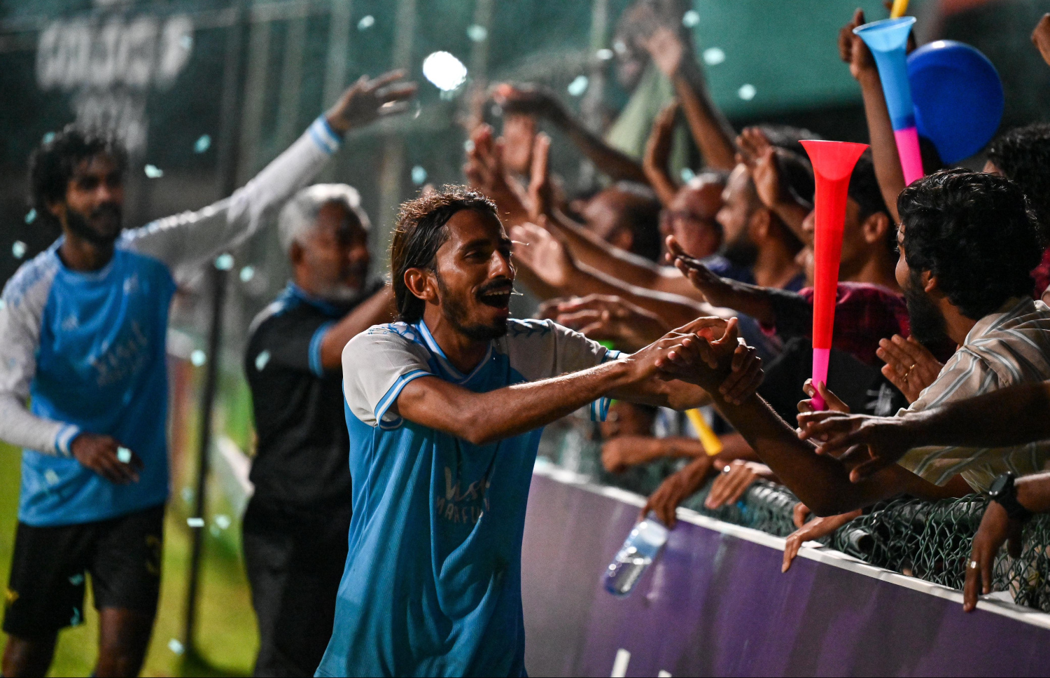 މެޗަށް ފަހު މާފުށީގެ ސަޕޯޓަރުން ޓީމުގެ ކުޅުންތެރިންނަށް މަރުހަބާ ކިޔަނީ.-- ފޮޓޯ: ފަޔާޒް މޫސާ/ މިހާރު