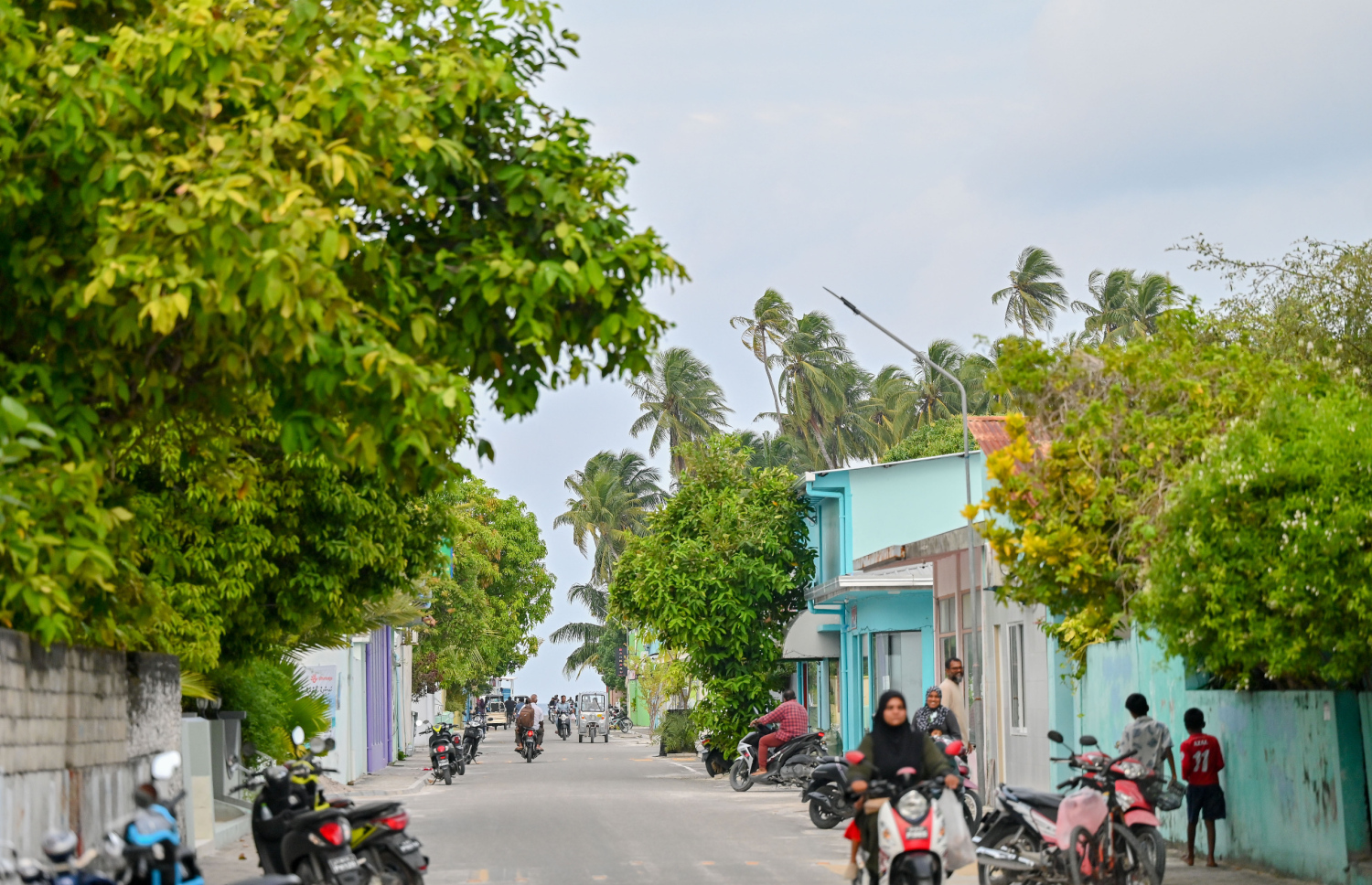 ދ. ކުޑަހުވަދޫގެ މަގެއް: މި ރަށަށް ސުނާމީގައި އެ އަތޮޅު ގެމެންދޫ އާއި ވާނީ މީހުން ބަދަލުކުރި.- ފޮޓޯ: ނިޝާން އަލީ | މިހާރު