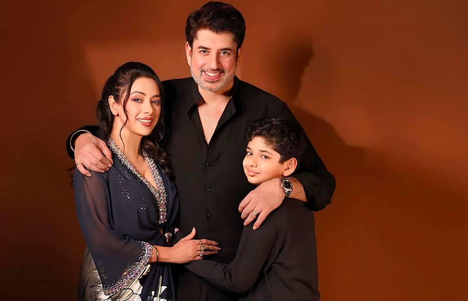 ޓީވީ އެކްޓްރެސް ރުޕަލީ ގާންގުލީ އާއި އޭނާގެ ފިރިމީހާ އަޝްވިން ވަރްމާ އަދި އެ ދެމަފިރިންގެ ދަރިފުޅު.