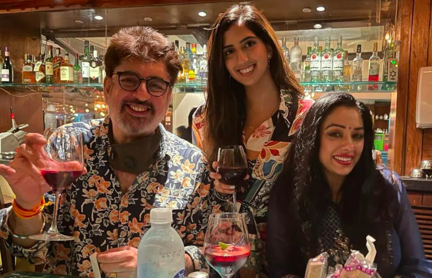 ޓީވީ އެކްޓްރެސް ރުޕަލީ ގާންގުލީ އާއި އޭނާގެ ފިރިމީހާ އަޝްވިން ވަރްމާ އަދި ރުޕަލީގެ ދޮންދަރިފުޅު އީޝާ ވަރްމާ (މ).