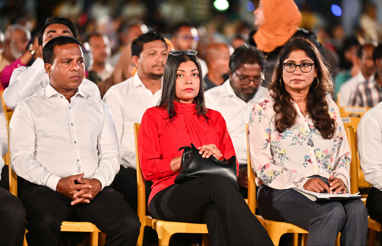 "ގާނޫނުއަސާސީގެ ދިފާއުގައި ރައްޔިތުން" ނަމުގައި އިދިކޮޅު އެމްޑީޕީން ރޭ ކާނިވާ ސަރަހައްދުގައި ބޭއްވި ބޮޑު ޖަލްސާގައި އެ ޕާޓީއަށް ނިސްބަތްވާ ރައްޔިތުންގެ މަޖިލީހުގެ ކުރީގެ މެމްބަރުންނާއި ކުރީގެ ބައެއް މިނިސްޓަރުން ބައިވެރިވަނީ --- ފޮޓޯ: ނިޝާން އަލީ | މިހާރު