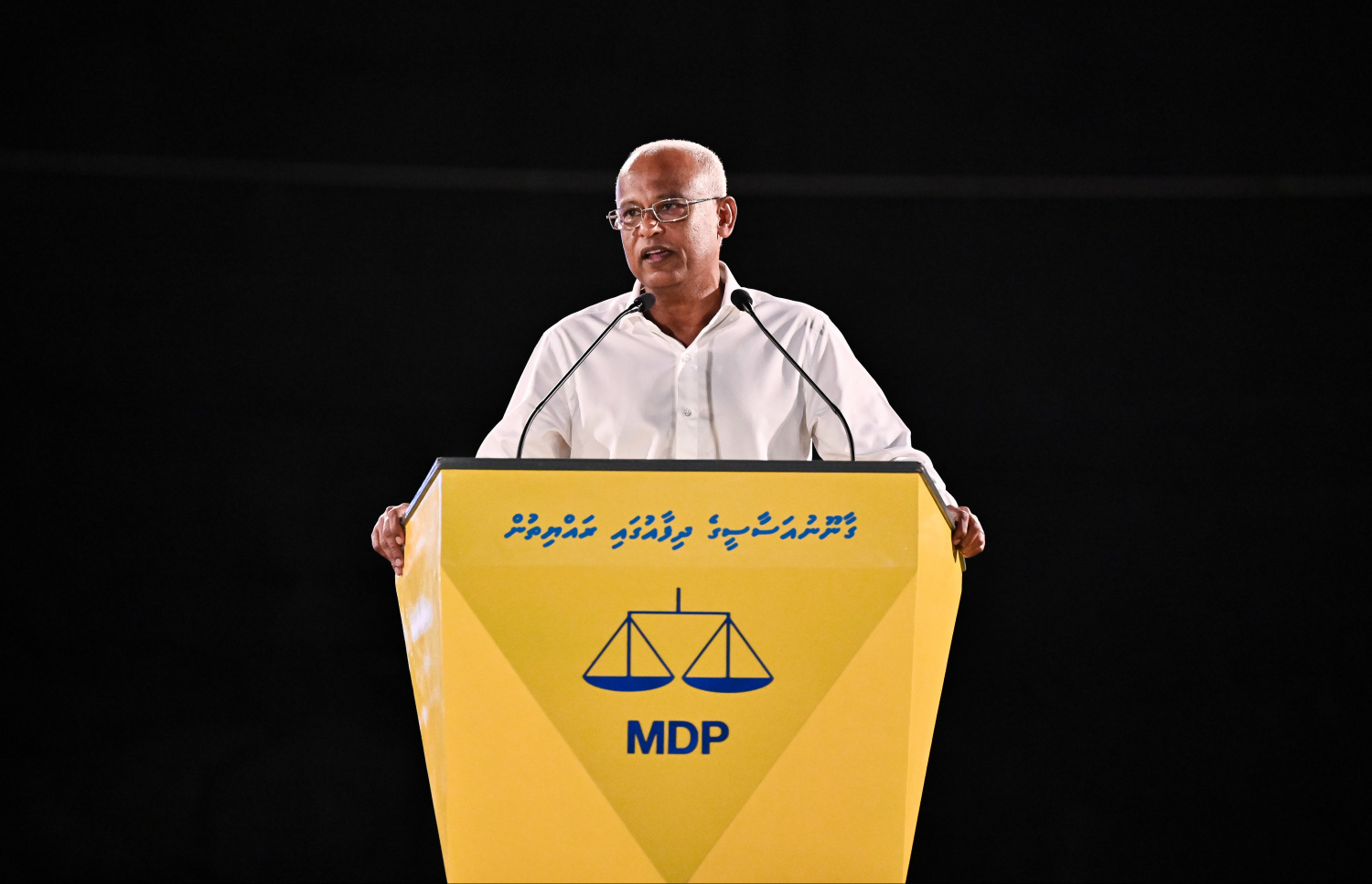 "ގާނޫނުއަސާސީގެ ދިފާއުގައި ރައްޔިތުން" ނަމުގައި ރޭ ބޭއްވި ބޮޑު ޖަލްސާގައި ކުރީގެ ރައީސް އިބްރާހިމް މުހައްމަދު ސޯލިހް ވާހަކަފުޅު ދައްކަވަނީ --- ފޮޓޯ: ފަޔާޒު މޫސާ | މިހާރު