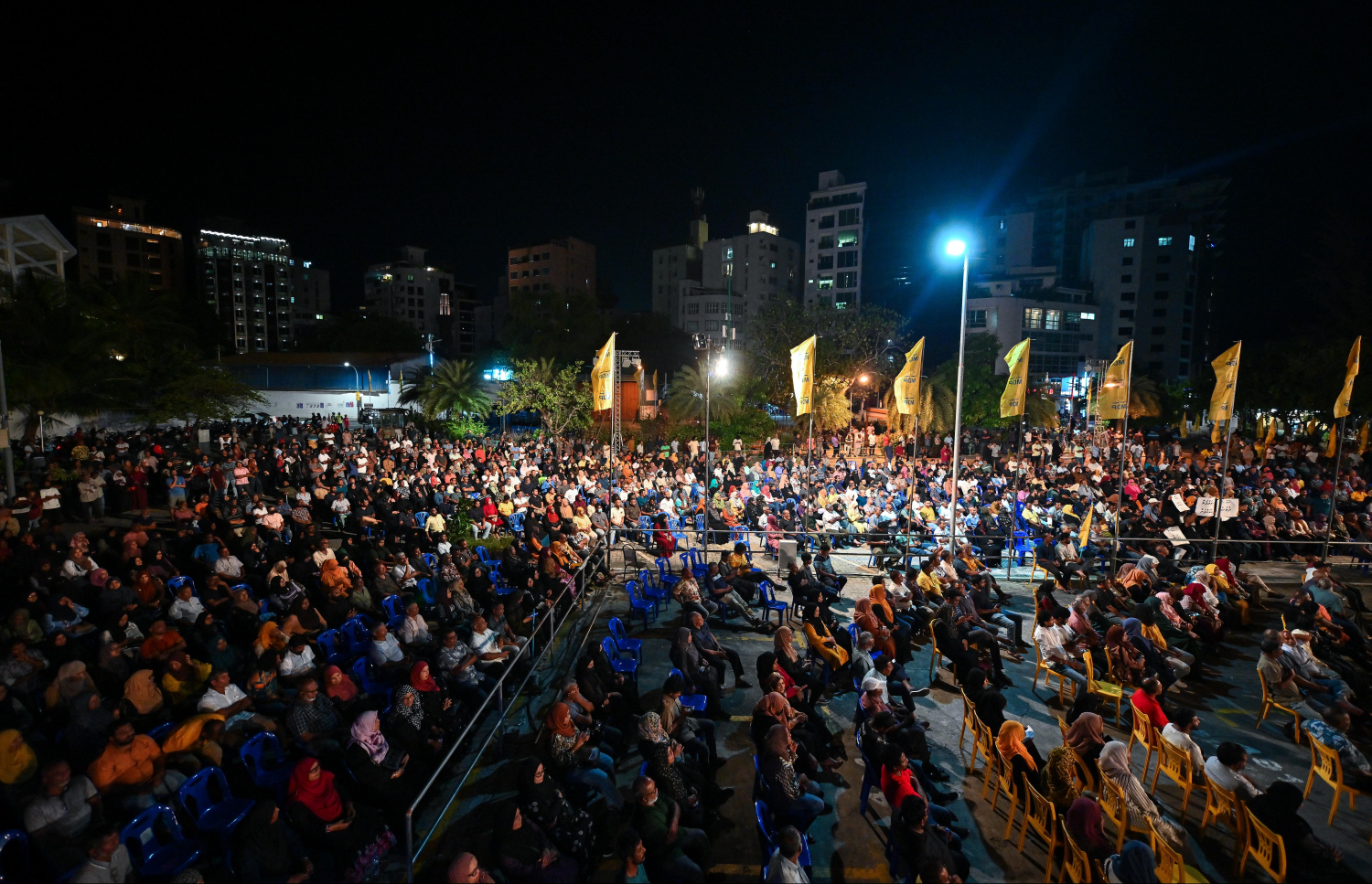 އިދިކޮޅު އެމްޑީޕީން "ގާނޫނުއަސާސީގެ ދިފާއުގައި ރައްޔިތުން" ނަމުގައި ކާނިވާ ސަރަހައްދު ބޭއްވި ޖަލްސާގައި އެ ޕާޓީގެ ގިނަ އަދަދެއްގެ މެމްބަރުން ބައިވެރިވަނީ --- ފޮޓޯ: ފަޔާޒު މޫސާ | މިހާރު