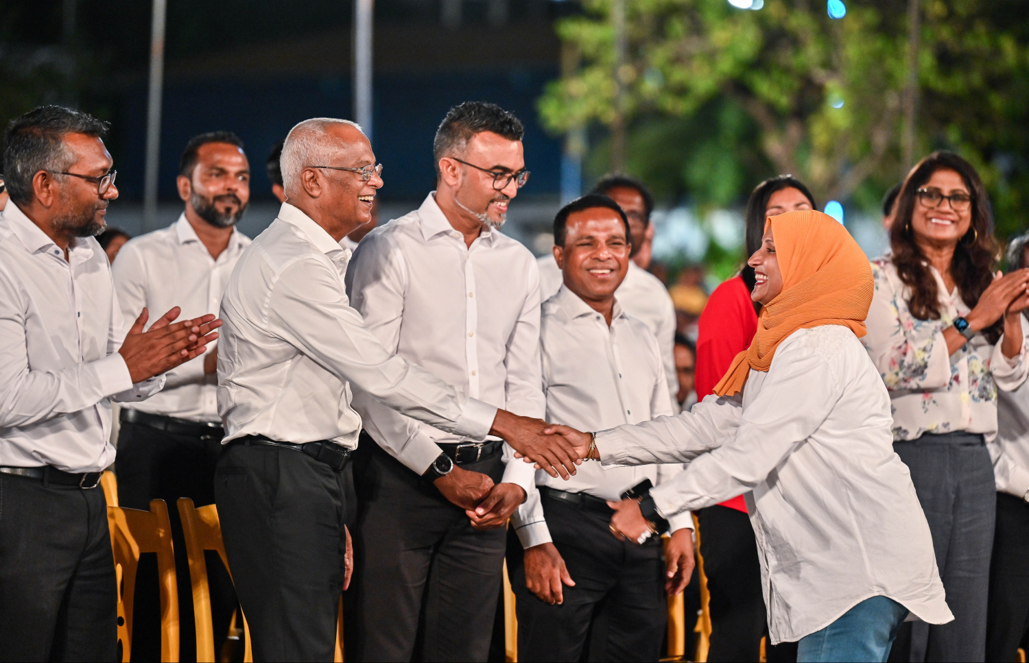 "ގާނޫނުއަސާސީގެ ދިފާއުގައި ރައްޔިތުން" ނަމުގައި އިދިކޮޅު އެމްޑީޕީން ރޭ ބޭއްވި ޖަލްސާގައި ދުވާފަރު ކައުންސިލް މެމްބަރު މަރިޔަމް ޔަސްފާ ކުރީގެ ރައީސް އިބްރާޙިމް މުހައްމަދު ސޯލިހްއާ ސަލާން ކުރައްވަނީ --- ފޮޓޯ: ފަޔާޒު މޫސާ | މިހާރު