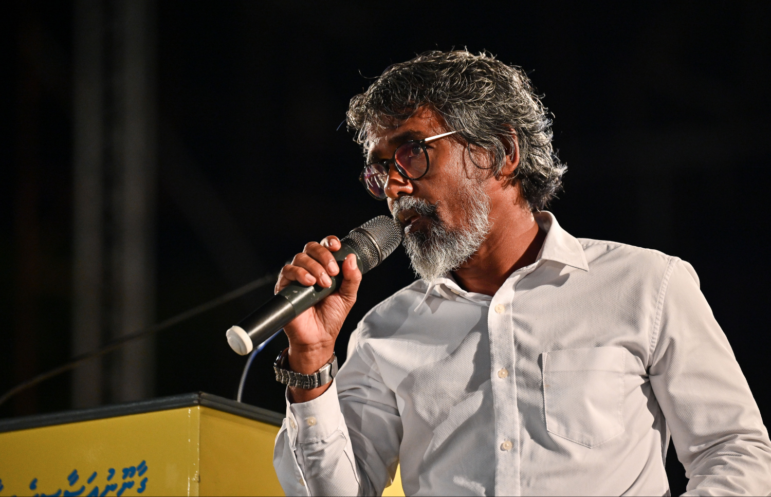 "ގާނޫނުއަސާސީގެ ދިފާއުގައި ރައްޔިތުން" ނަމުގައި އިދިކޮޅު އެމްޑީޕީން ރޭ ބޭއްވި ޖަލްސާގައި ވައިކަރަދޫ ދާއިރާގެ މަޖިލިސް މެމްބަރު ހުސެއިން ޒިޔާދު ވާހަކަ ދައްކަވަނީ -- ފޮޓޯ: ފަޔާޒު މޫސާ | މިހާރު