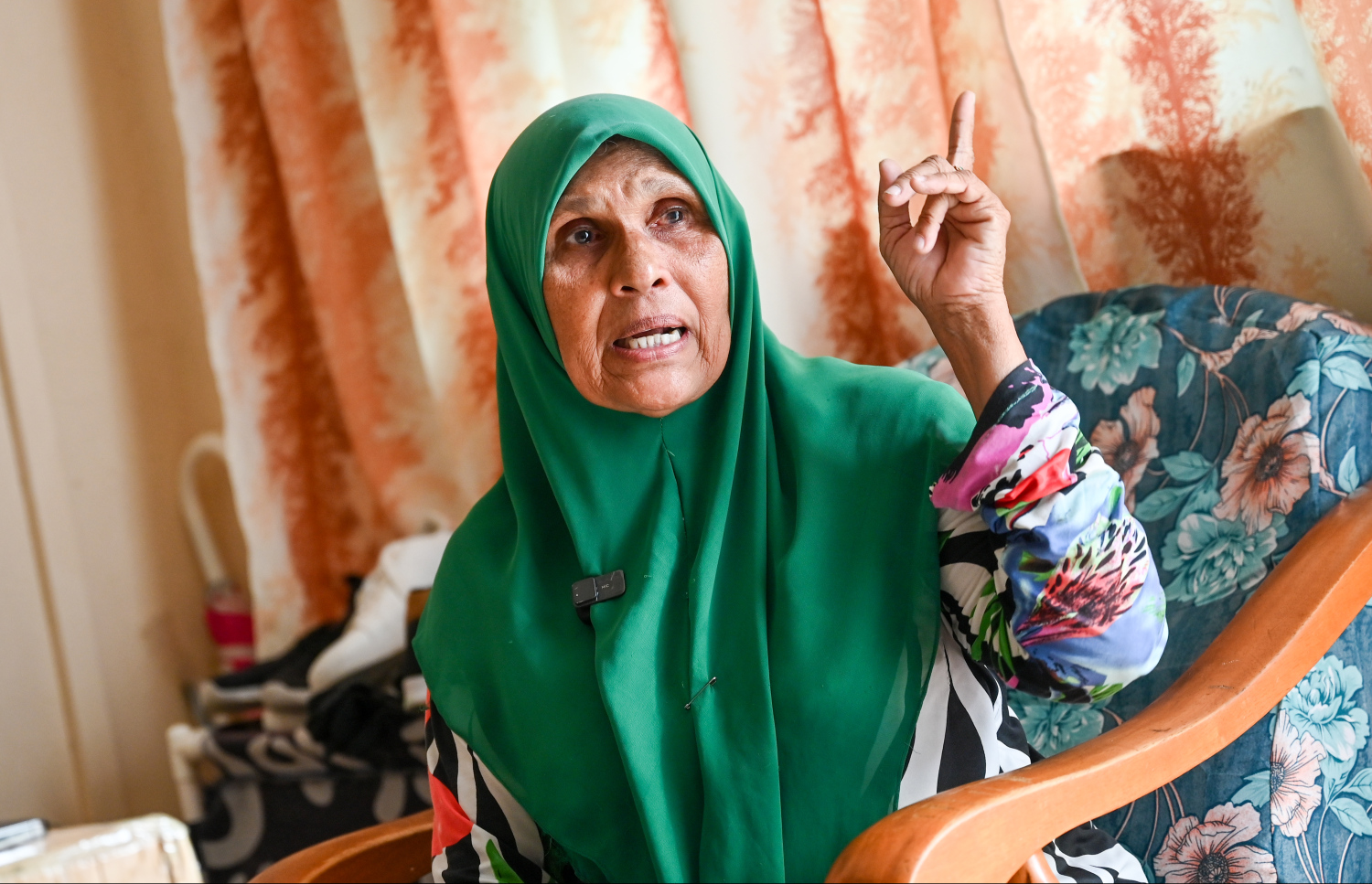 ހަދީޖާގެ ސުނާމީގެ ހަނދާތައް "މިހާރު" ގެ ނޫސްވެރިންނަށް ކިޔައިދެނީ.---ފޮޓޯ: ފަޔާޒު މޫސާ| މިހާރު