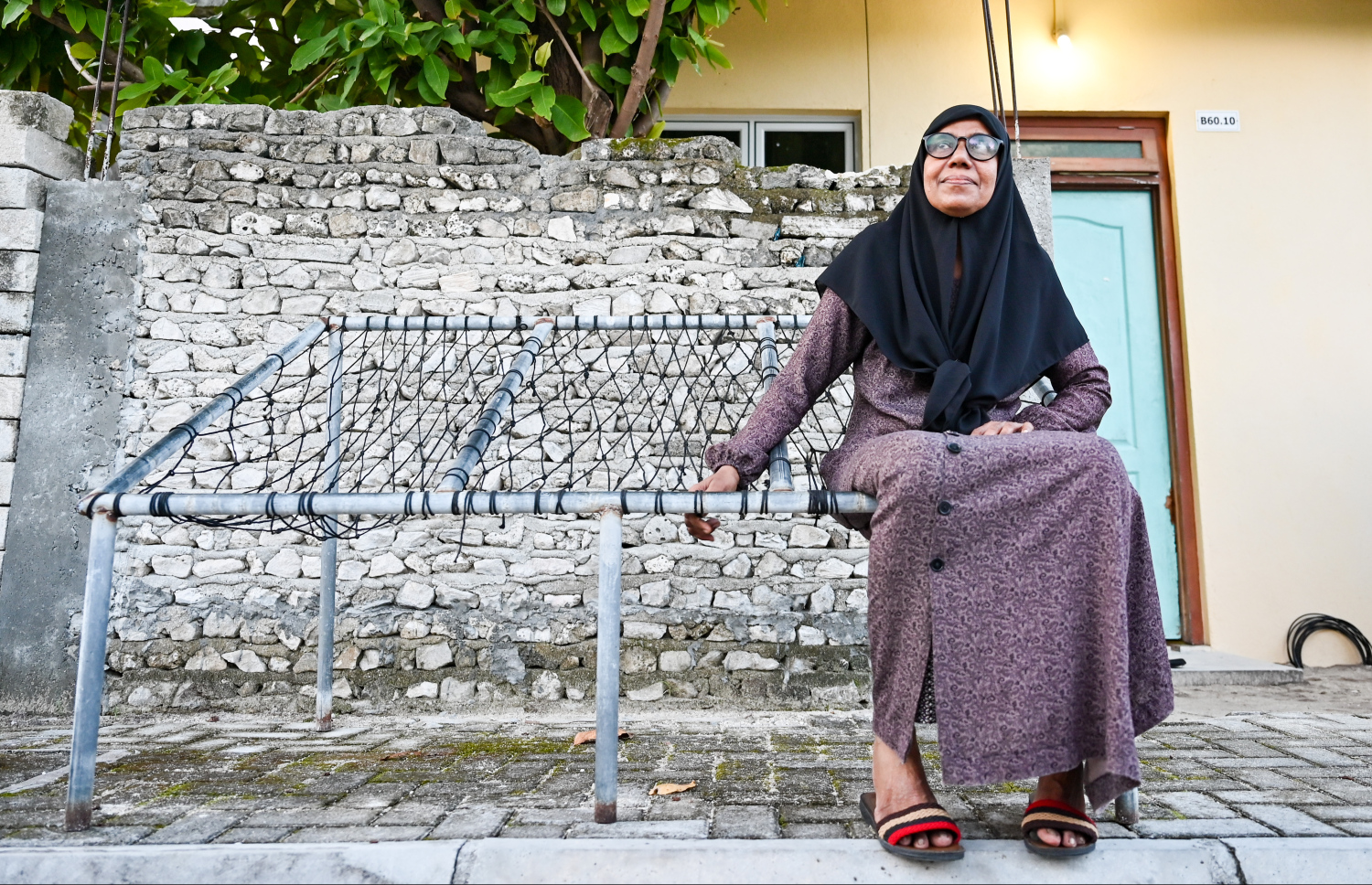 އާޒިބާ "މިހާރު" ގެ ނޫސްވެރިންނާ ވާހަކަ ދައްކަނީ.---ފޮޓޯ: ފަޔާޒު މޫސާ | މިހާރު