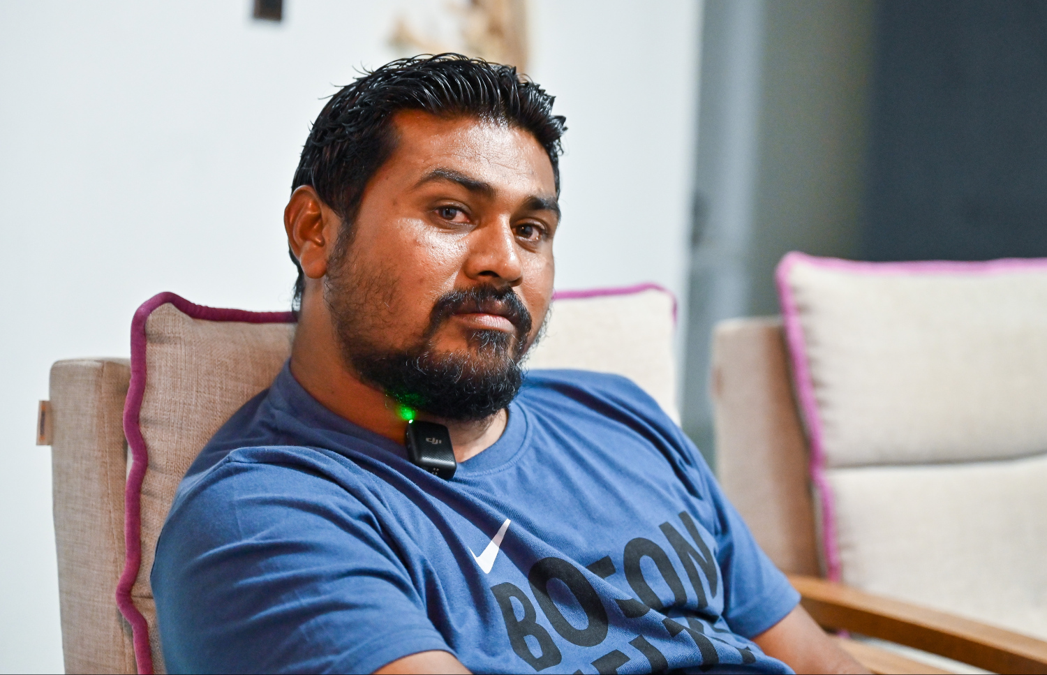 ޝިރުހާން "މިހާރު" ގެ ނޫސްވެރިންނާ ވާހަކަ ދައްކަނީ.---ފޮޓޯ: ފަޔާޒު މޫސާ| މިހާރު