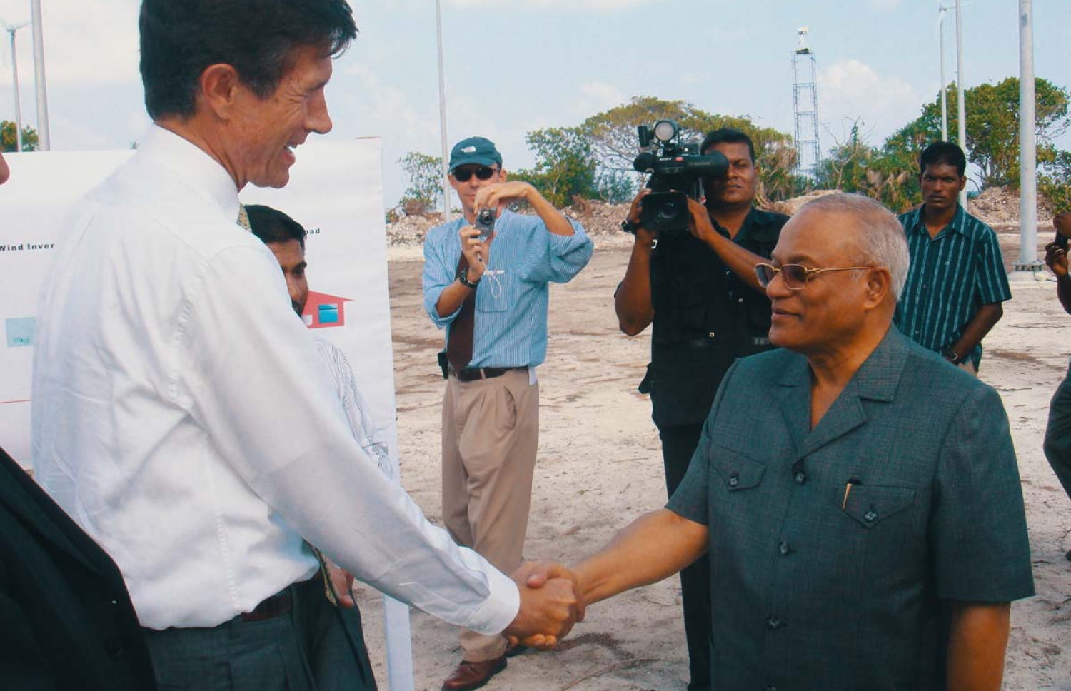 ޖެނުއަރީ 7، 2008: ހއ. އުލިގަމުގައި ހެދި ވިންޑް ފާމް ހުޅުވުމުގެ ރަސްމިއްޔާތުގައި ކުރީގެ ރައީސް މައުމޫން އަބްދުލްގައްޔޫމް އެމެރިކާގެ ޑިޕްލޮމެޓަކާ ސަލާންކުރައްވަނީ.-- ފޮޓޯ: ޑީއެލްއާރުއީ