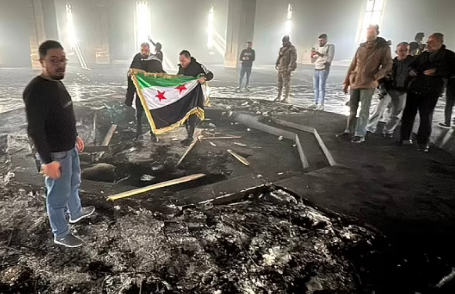 ސީރިއާގެ ވެރިކަން ދުރުކުރި ބައްޝާރުލް އަސަދުގެ ބައްޕާފުޅު އަދި ކުރީގެ ރައީސް ހާފިޒުލް އަސަދުގެ ޒިޔާރަތަށް ހަނގުރާމަވެރިން ވަދެ ހުޅުޖެހުމަށް ފަހު އުފާ ފާޅުކުރަނީ