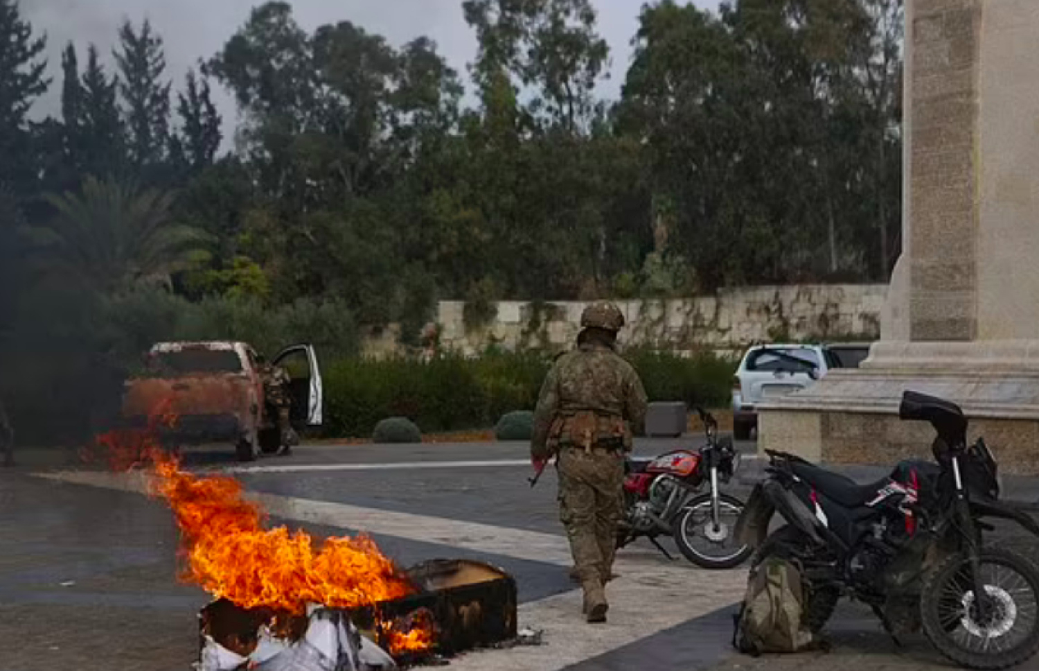 ސީރިއާގެ ވެރިކަން ދުރުކުރި ބައްޝާރުލް އަސަދުގެ ބައްޕާފުޅު އަދި ކުރީގެ ރައީސް ހާފިޒުލް އަސަދުގެ ޒިޔާރަތަށް ހަނގުރާމަވެރިން ވަދެ ސަންދޯކުގައި ހުޅުޖަހާފައި
