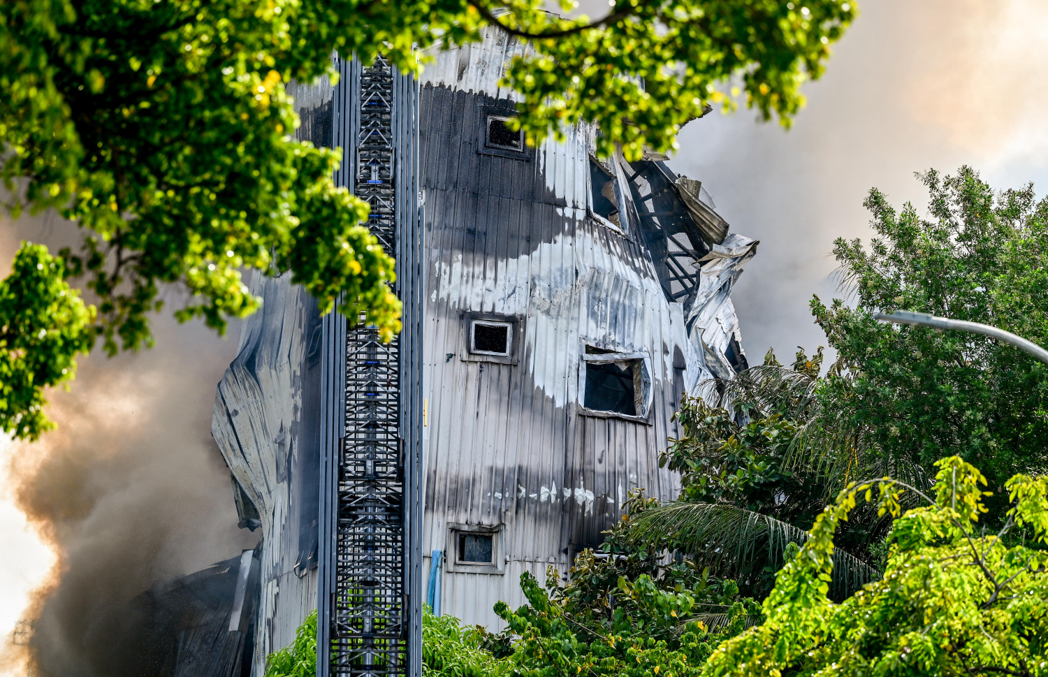 މ. ގްރީން ބިލްޑިންގައި އަނދައި ހުލިވެފައި: އެ އިމާރާތަކީ ލަކުޑި ޑެކް އަޅައި ޓިނުން ބޮޑު ބައެއް ހަދާފައިވާ ދުވަސްވީ އިމާރާތެއް.-- ފޮޓޯ: ނިޝާން އަލީ | މިހާރު