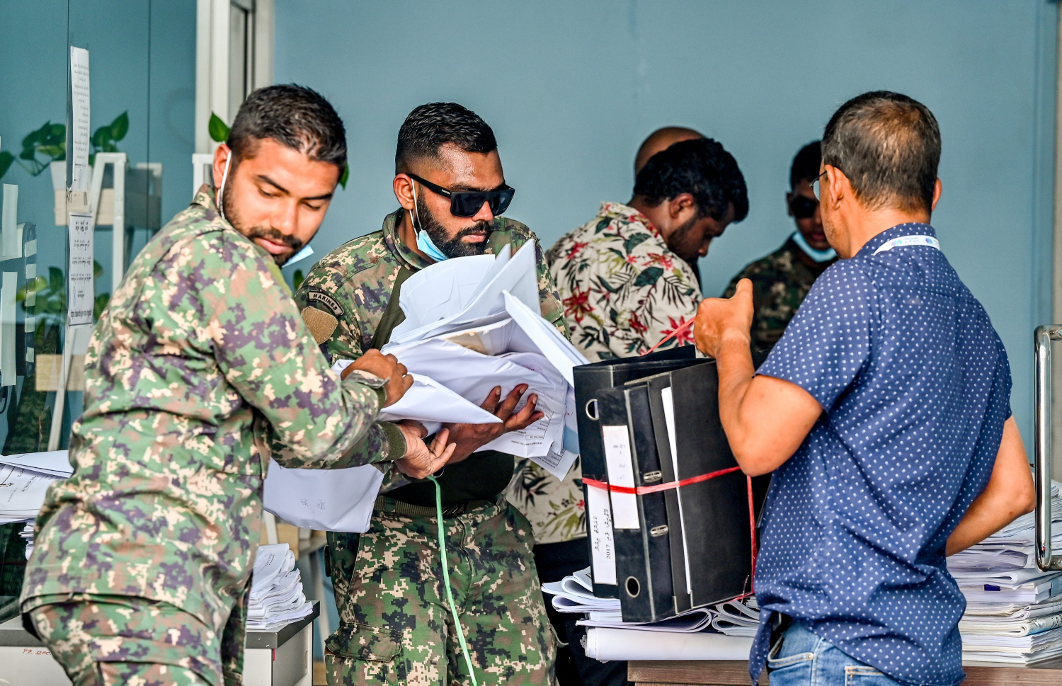 މ. ގްރީން ބިލްޑިންގައި ހުންނަ މާލޭ ސިޓީ ކައުންސިލްގެ އޮފީސް އިމާރާތުގެ ތެރެއިން ބައެއް ލިޔެކިޔުންތައް ނެރުމުގެ މަސައްކަތް ސިފައިން ކުރަނީ.-- ފޮޓޯ: ނިޝާން އަލީ | މިހާރު