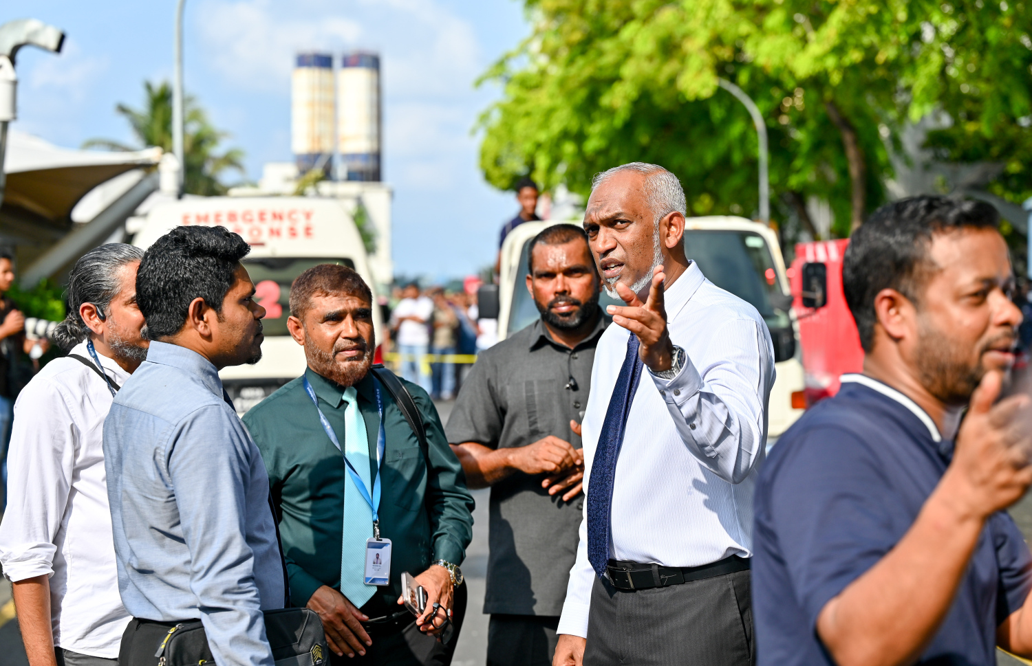 މ. ގްރީން ބިލްޑިންގައި ރޯވުމުން ރައީސް ޑރ. މުހައްމަދު މުއިއްޒު އެ ސަރަހައްދުގައި.-- ފޮޓޯ: ނިޝާން އަލީ | މިހާރު