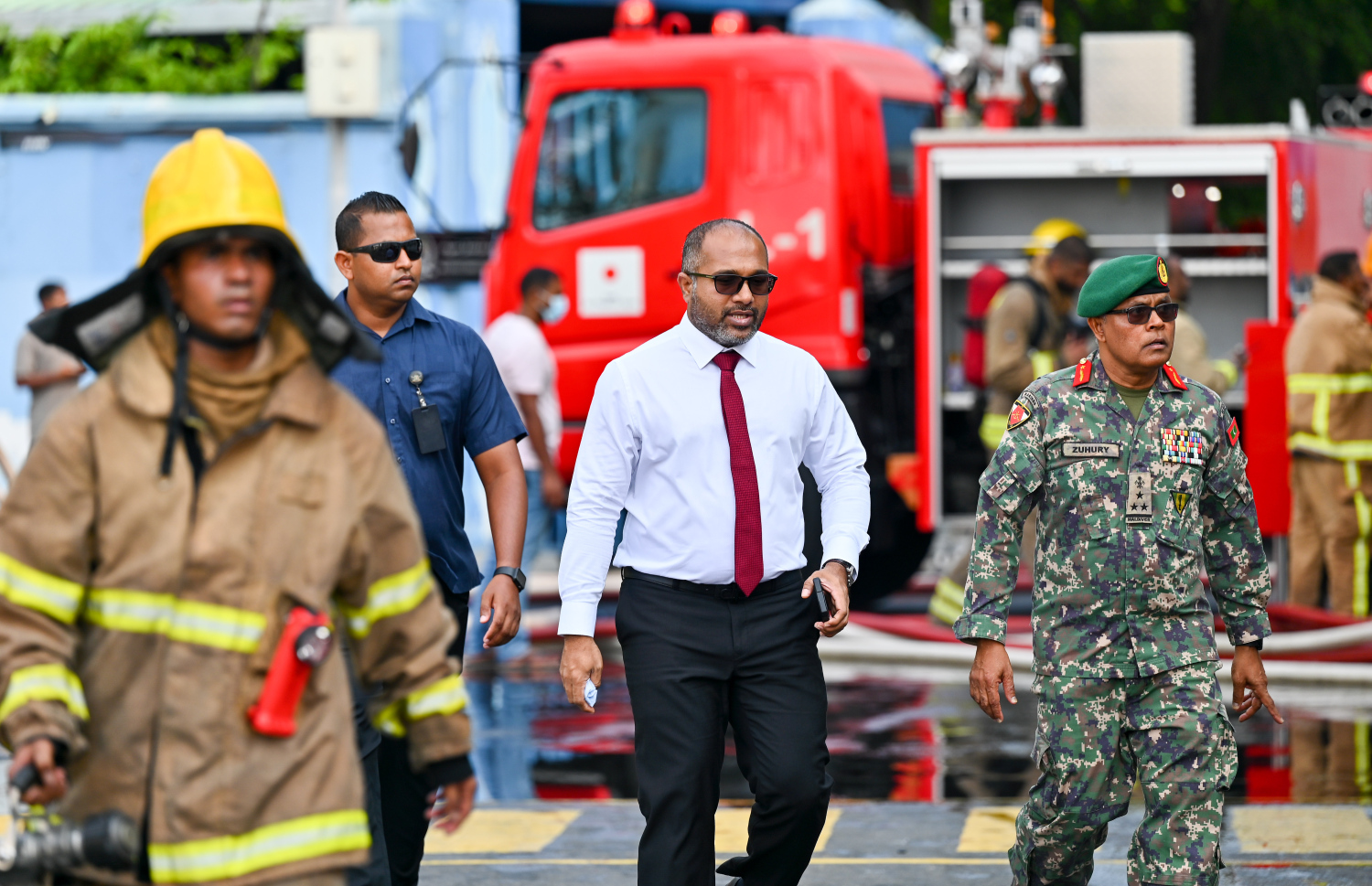 މ. ގްރީން ބިލްޑިންގައި އަލިފާން ރޯވުމާ ގުޅިގެން އެ ސަރަހައްދަށް ހޯމްލޭންޑް އެންޑް ސެކިއުރިޓީ މިނިސްޓަރު އަލީ އިހުސާން ވަޑައިގަންނަވަނީ.-- ފޮޓޯ: ނިޝާން އަލީ | މިހާރު