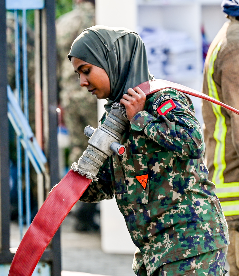 މ. ގްރީން ބިލްޑިންގައި ރޯވެ އަލިފާންގަނޑު ނިއްވާލުމުގެ މަސައްކަތުގައި ސިފައިންގެ މީހަކު.-- ފޮޓޯ: ނިޝާން އަލީ | މިހާރު