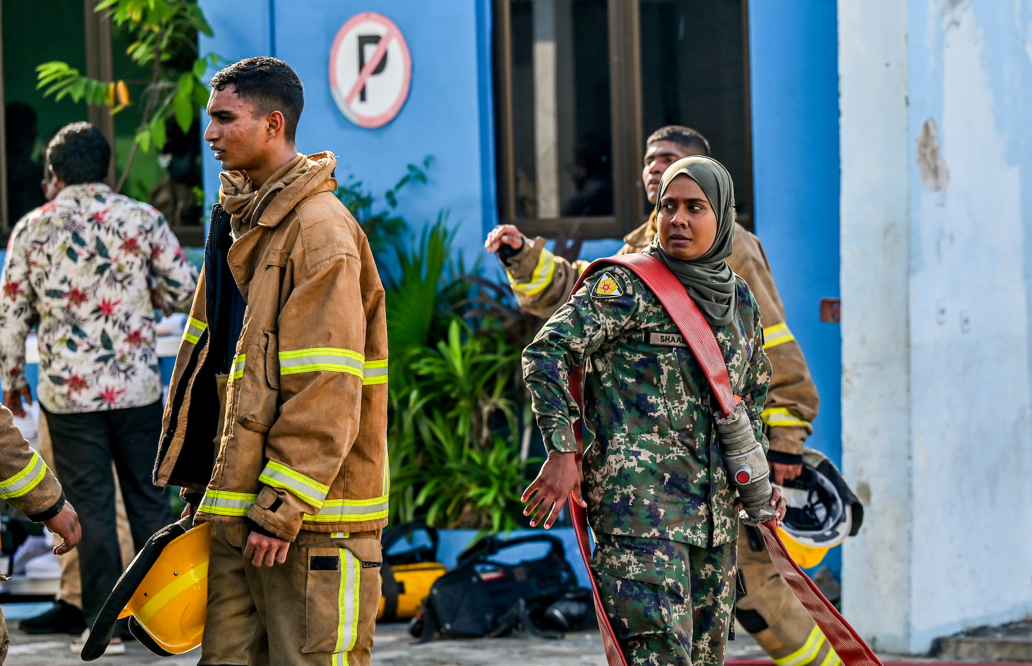 މ. ގްރީން ބިލްޑިންގައި ރޯވި އަލިފާންގަނޑު ނިއްވާލުމުގެ މަސައްކަތުގައި ސިފައިން.-- ފޮޓޯ: ނިޝާން އަލީ | މިހާރު