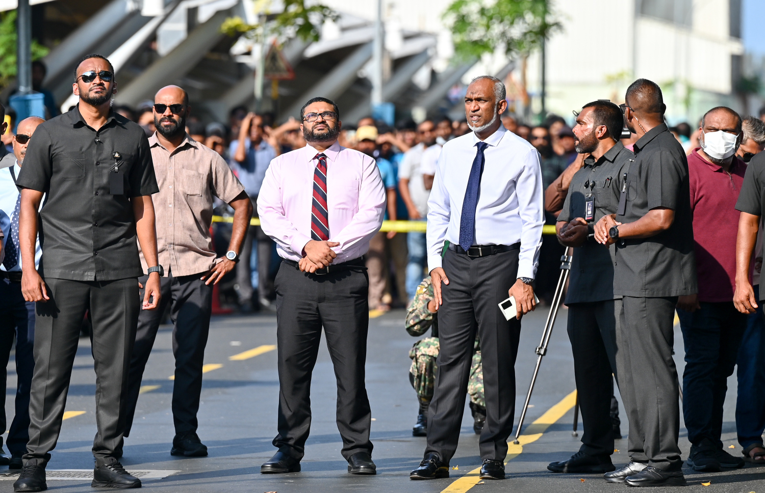 މ. ގްރީން ބިލްޑިންގައި ރޯވުމުން ރައީސް ޑރ. މުހައްމަދު މުއިއްޒު އާއި ޑިފެންސް މިނިސްޓަރު މުހައްމަދު ޣައްސާން މައުމޫން އެ ސަރަހައްދުގައި.-- ފޮޓޯ: ނިޝާން އަލީ | މިހާރު