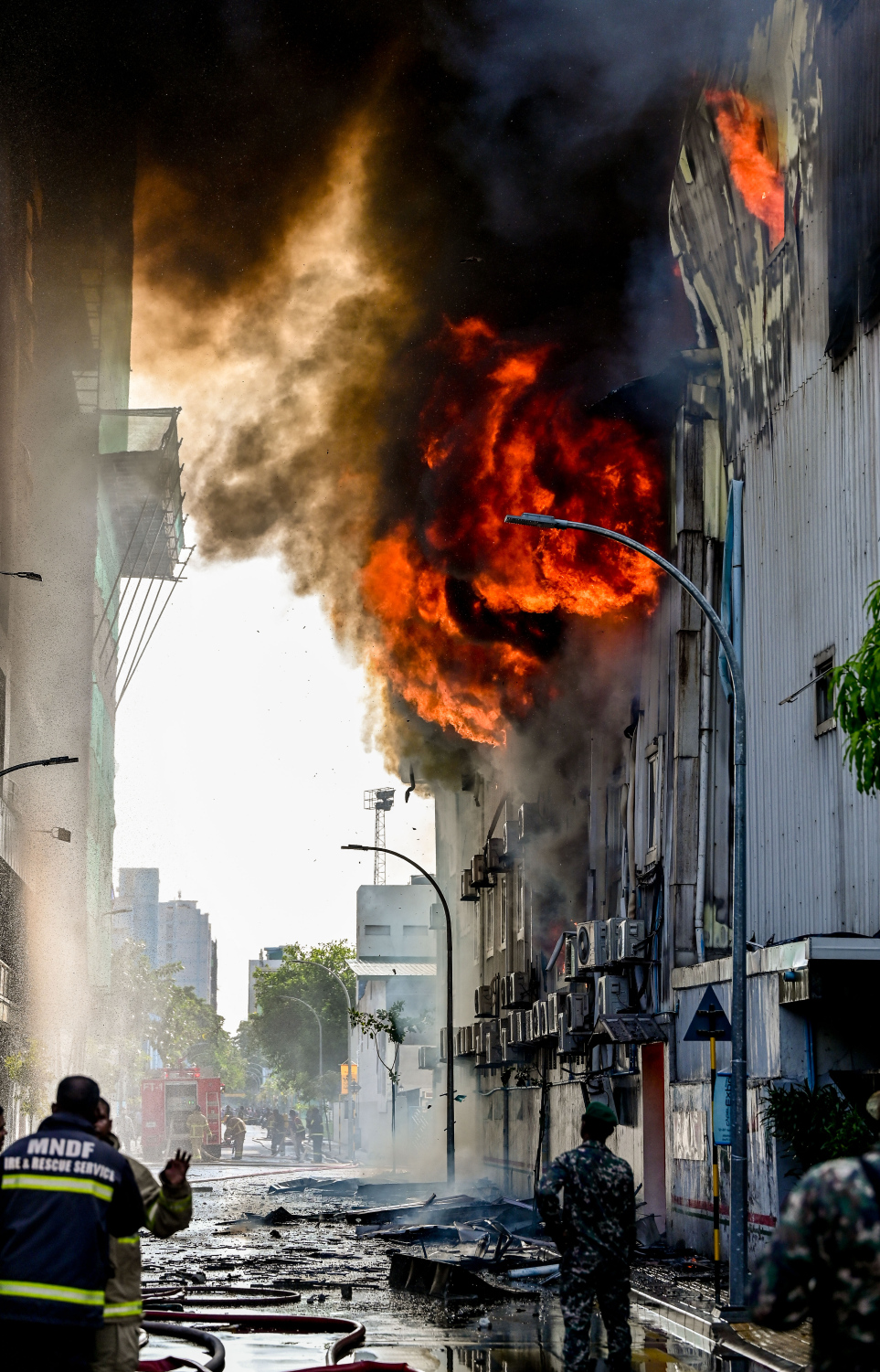 މ. ގްރީން ބިލްޑިންގައި ރޯވެ އަނދަމުން ދަނީ: އެއީ ތިން މިނިސްޓްރީއަކާއި މާލޭ ސިޓީ ކައުންސިލްގެ އޮފީހެއް ހިންގާ އިމާރާތެއް.-- ފޮޓޯ: ނިޝާން އަލީ | މިހާރު