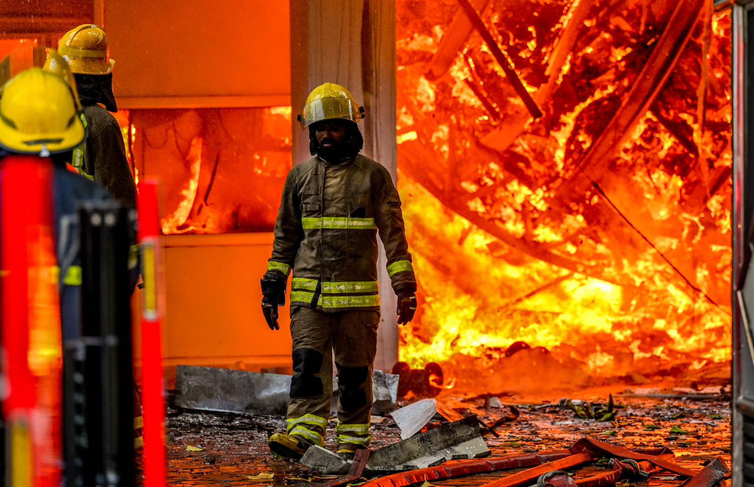 މ. ގްރީން ބިލްޑިންގައި ރޯވެ އަނދަމުން ދާއިރު، އަލިފާން ނިއްވުމުގެ މަސައްކަތުގައި ފަޔާ ފައިޓަރަކު: އެއީ ތިން މިނިސްޓްރީއަކާއި މާލޭ ސިޓީ ކައުންސިލްގެ އޮފީހެއް ހިންގާ އިމާރާތެއް.-- ފޮޓޯ: ނިޝާން އަލީ | މިހާރު