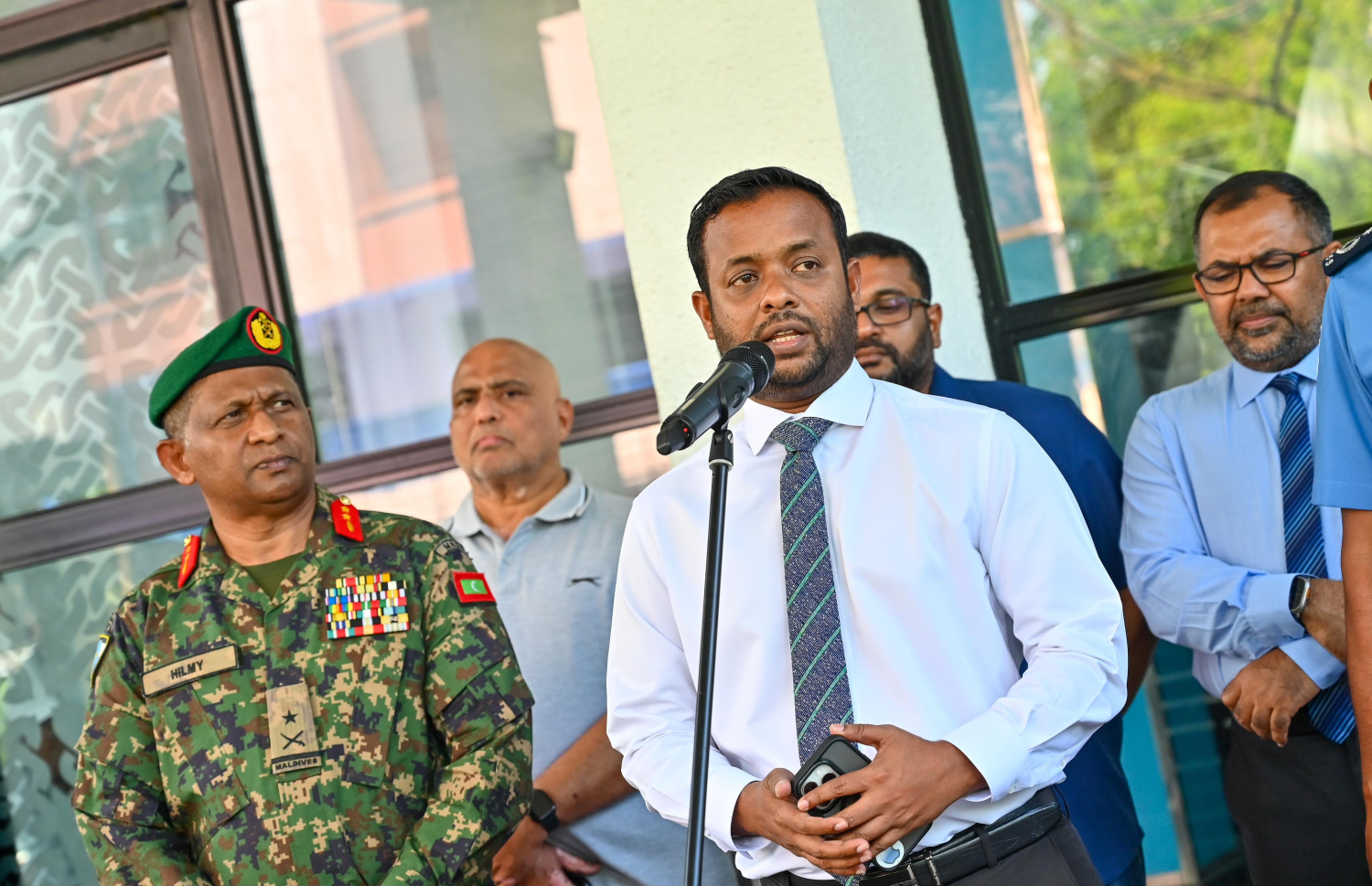 ދަރުބާރުގޭގައި މިއަދު ބޭއްވި ނޫސްވެރިންގެ ބައްދަލުވުމުގައި މިނިސްޓަރު މުއްތަލިބު މައުލޫމާތު ދެއްވަނީ. --ފޮޓޯ: ނިޝާން އަލީ | މިހާރު