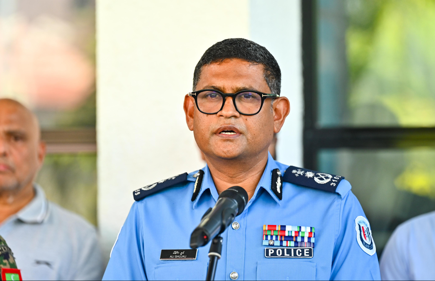 އަލިފާނުގެ ހާދިސާއާ ގުޅޭގޮތުން ޕޮލިސް ކޮމިޝަނަރު ނޫސްވެރިންނާ ވާހަކަ ދައްކަވަނީ. -- ފޮޓޯ: ނިޝާން އަލީ \ މިހާރު