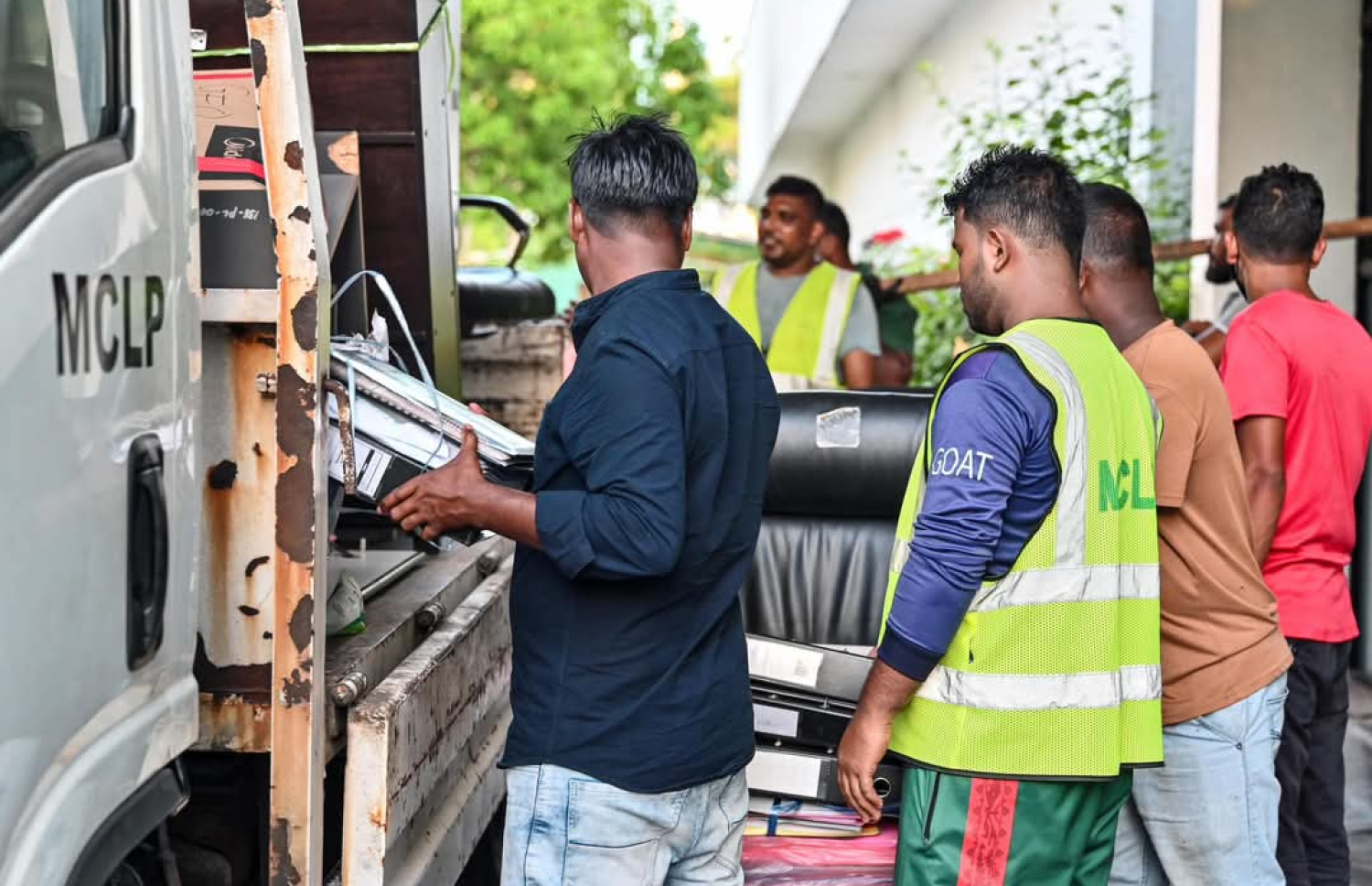 ތިން މިނިސްޓްރީއެއް ހިންގާ މ. ގްރީން ބިލްޑިންގުގައި އިއްޔެ ހިނގި ބޮޑު އަލިފާނުގެ ހާދިސާގައި އެ ތަންތަނުގެ ހިދުމަތްތައް ވަގުތީ ގޮތުން ފެށުމަށް ދަރުބާރުގެ އަށް ބަދަލުކުރުމުގެ މަސައްކަތް ކުރަނީ .---ފޮޓޯ: ފަޔާޒު މޫސާ| މިހާރު