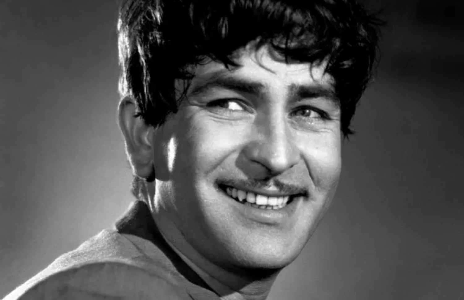 ރާޖް ކަޕޫރްގެ ޒުވާން ދުވަސްވަރުގެ ފޮޓޯއެއް.