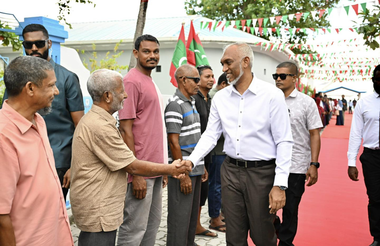 ރައީސް ޑރ. މުހައްމަދު މުއިއްޒު އދ. މަހިނބަދޫއަށް ވަޑައިގަތުމުން އެ ރަށު ރައްޔިތުން މަރުހަބާ ކިޔަނީ.-- ފޮޓޯ: ރައީސް އޮފީސް
