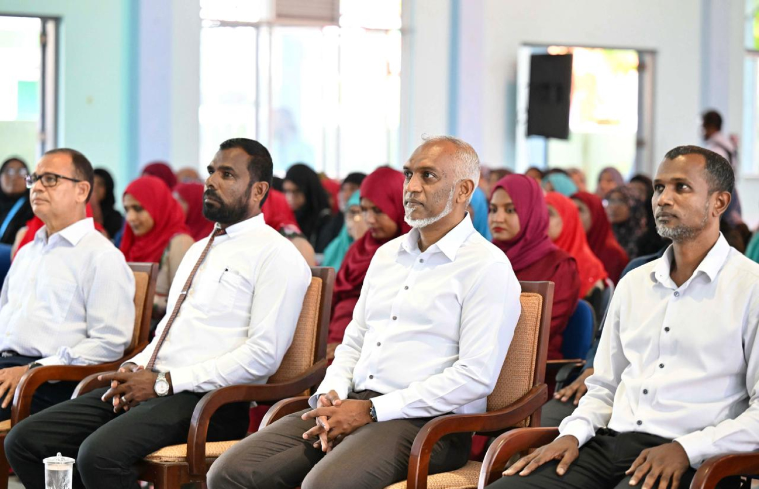 މަހިބަދޫ ރައްޔިތުންނާ ބައްދުކުރައްވަން މިއަދު އެ ރަށުގައި ބޭއްވި ޖަލްސާގައި ރައީސް މުއިއްޒު ބައިވެރިވެވަޑައިގަންނަވަނީ.---ފޮޓޯ: ރައީސް އޮﷲިސް