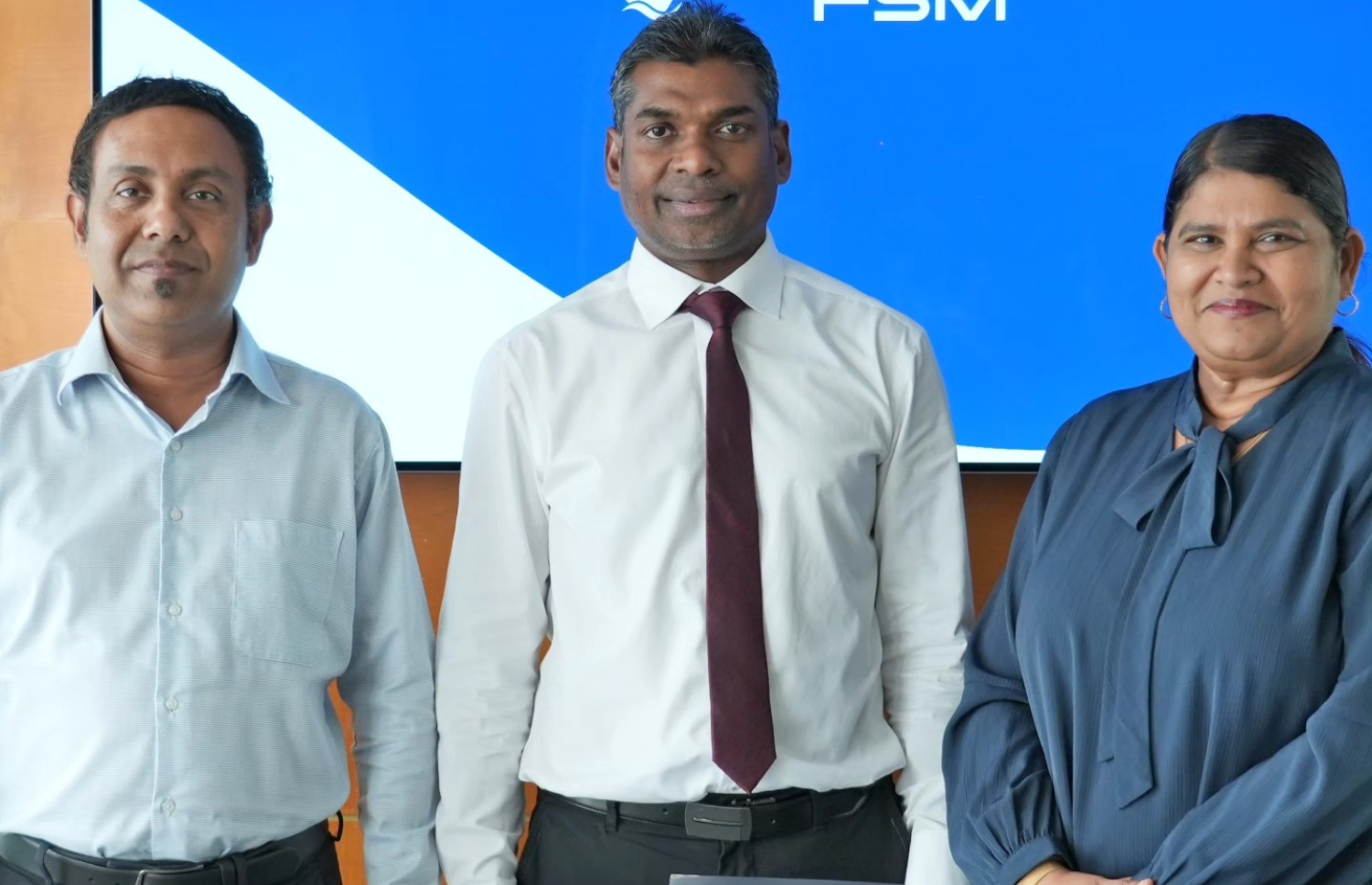 އެފްއެސްއެމްގެ މެނޭޖިން ޑިރެކްޓަރަކަށް އައްޔަންކުރި ފާތިމަތު އާޝާން އާއި އެސްޓީއޯގެ ސީއީއޯ ޝިމާދު އިބްރާހިމް އަދި އެސްޓީއޯގެ ސީއެފްއޯ މުހައްމަދު ނާޒިމް.-- ފޮޓޯ: އެސްޓީއޯ