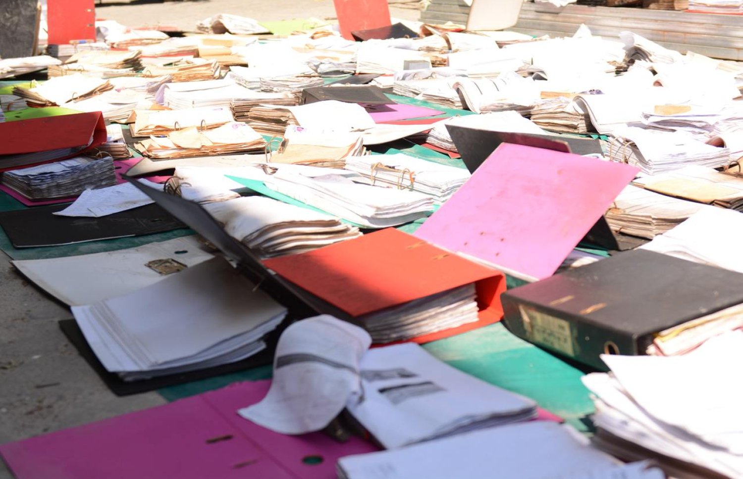 ސިޓީ ކައުންސިލްގެ އޮފީސް އިމާރާތުގެ ތެރެއިން ސަލާމަތްވި ބައެއް ލިޔެކިޔުންތައް ހިއްކުމަށް އަވީލާފައި.--- ފޮޓޯ: މާލެ ސިޓީ ކައުންސިލް