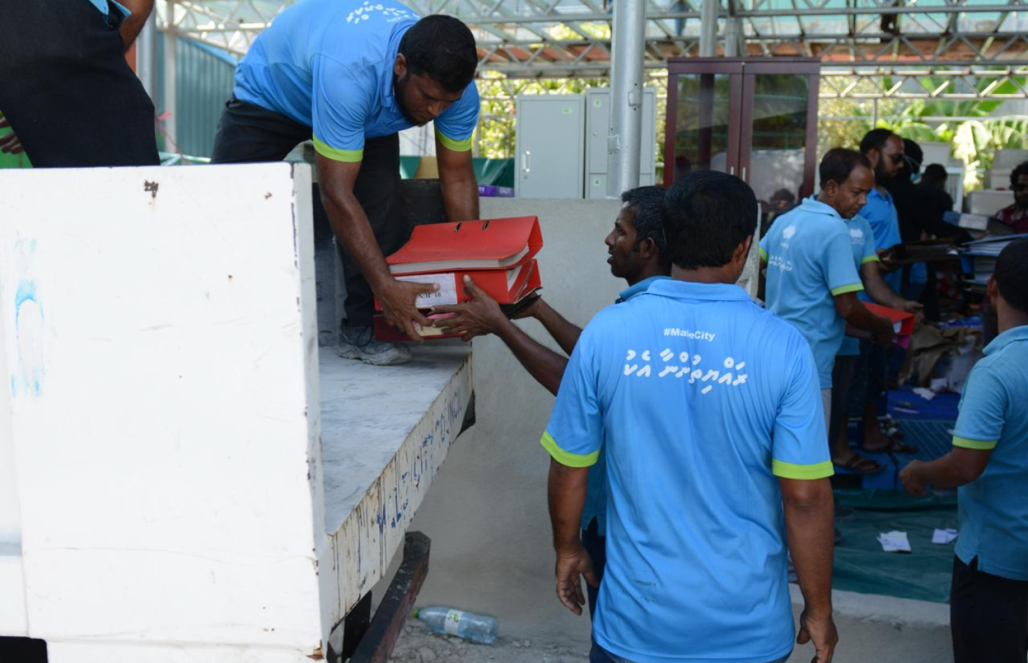 މިދިޔަ ބުރާސްފަތި ދުވަހު ރޯވި ޓިނު ބިލްޑިންގުން ނެރުނު ތަކެތި ހިއްކުމަށްޓަކައި ސިޓީ ކައުންސިލްގެ މުވައްޒަފުން ހަރަކާތްތެރިވަނީ.---ފޮޓޯ: ސިޓީ ކައުންސިލް