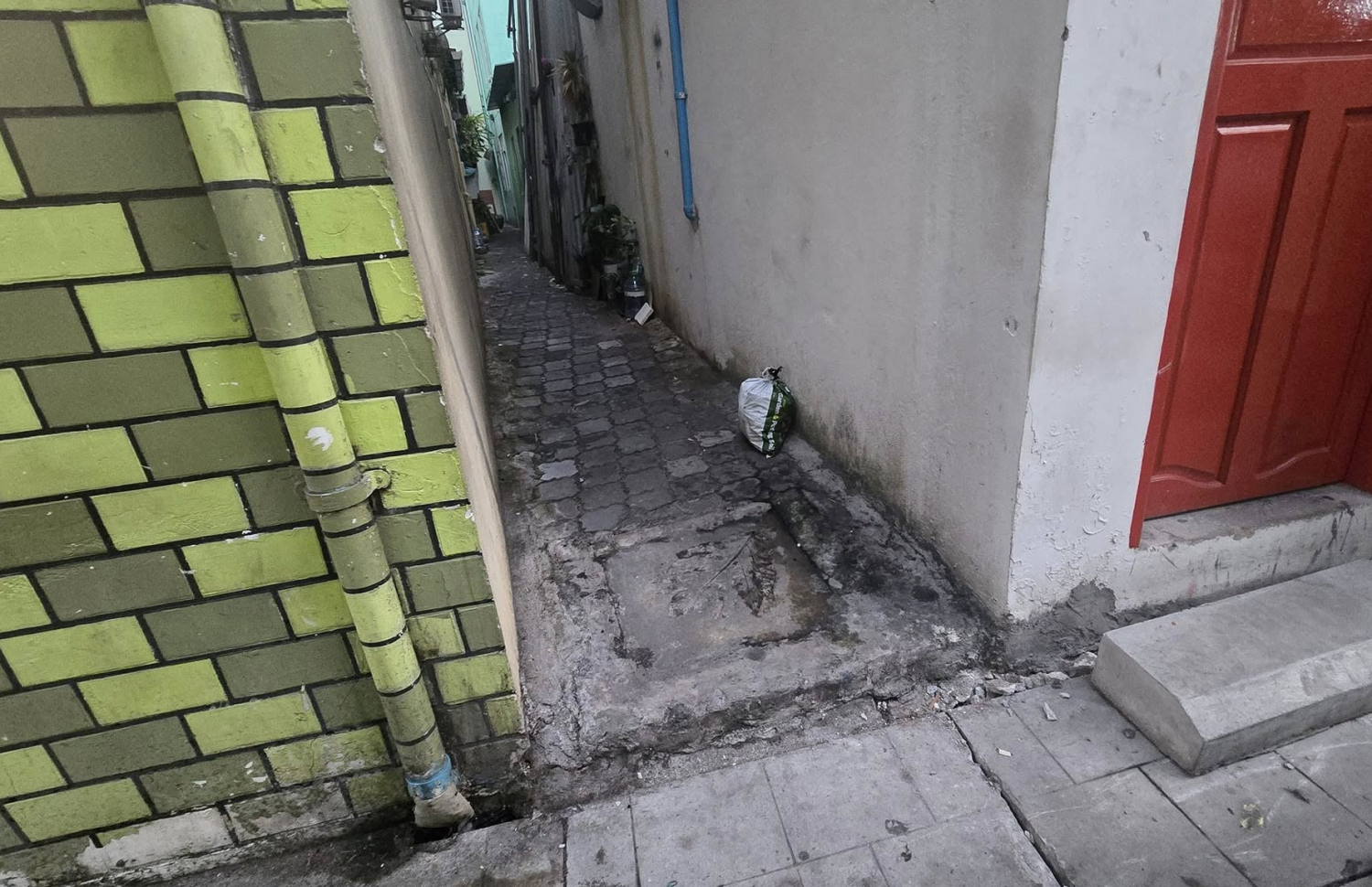 ކައްކާފައި ބާކީ ހުންނަ ތެލާއި ނަޖިސް ޖަންކްޝަނަށް އެޅޭ ގޮތަށް ހަދާފައި ހުރީ މި ގޯޅި ކުރިމަތީގައި. -- ފޮޓޯ: މާލެ ސިޓީ ކައުންސިލް