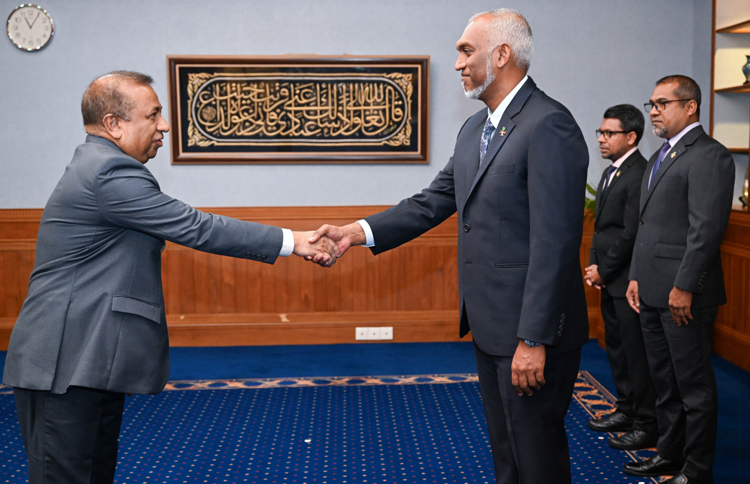 ތައިލޭންޑުގައި ހުންނަވާ ދިވެހި ސަފީރުކަމަށް ފުއާދު ތައުފީގް އައްޔަން ކުރައްވައި، ފަތްކޮޅު ހަވާލުކުރައްވަނީ --- ފޮޓޯ:ރައީސް އޮފީސް