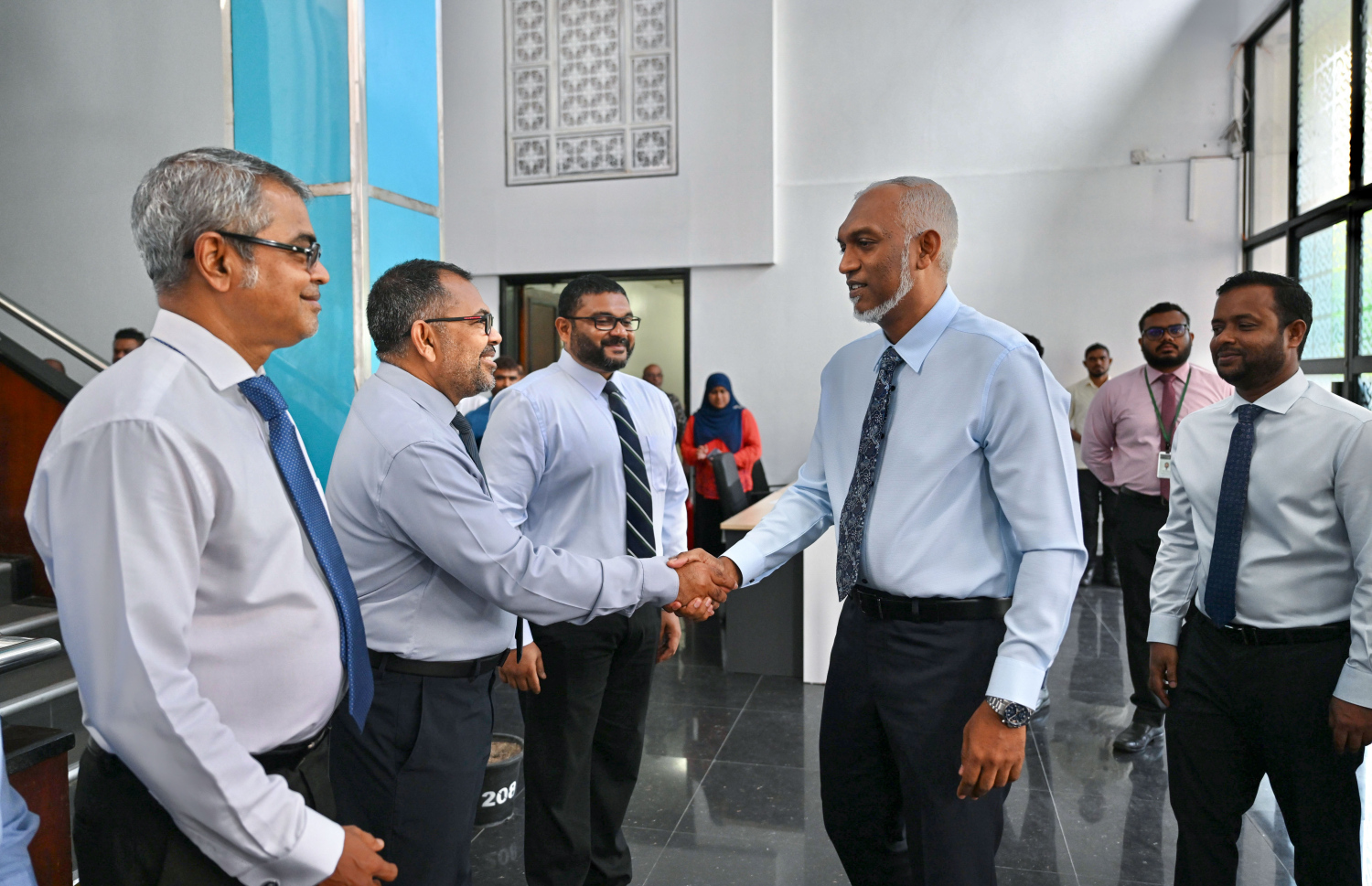 އަލިފާނުގެ ހާދިސާގައި ގެއްލުންވި މިނިސްޓްރީތަކުގެ މަސައްކަތް ބައްލަވާލެއްވުމަށް ރައީސް ޑރ. މުހައްމަދު މުއިއްޒު ދަރުބާރުގޭގައި.-- ފޮޓޯ: ރައީސް އޮފީސް