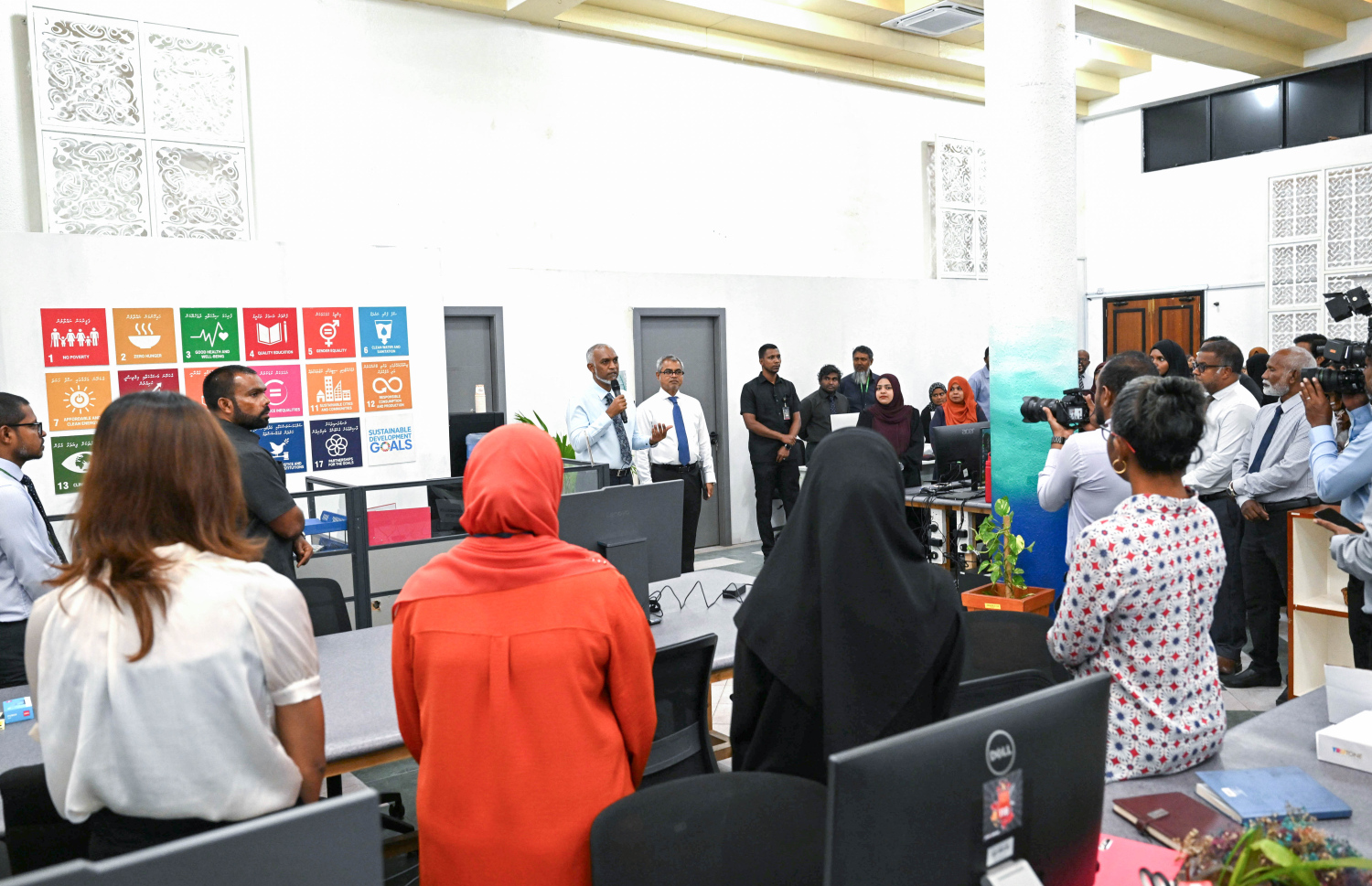 އަލިފާނުގެ ހާދިސާގައި ގެއްލުންވި މިނިސްޓްރީތަކުގެ މަސައްކަތް ބައްލަވާލެއްވުމަށް ރައީސް ޑރ. މުހައްމަދު މުއިއްޒު ދަރުބާރުގޭގައި.-- ފޮޓޯ: ރައީސް އޮފީސް